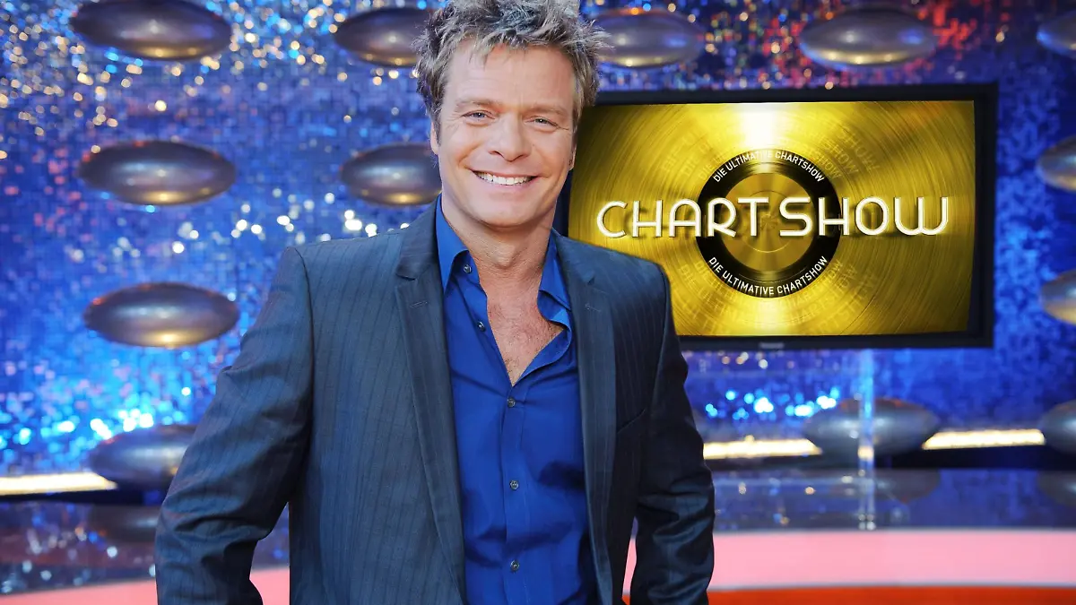 It's Party Time: Oliver Geissen lässt in 'Die ultimative Chart Show - Die erfolgreichsten Hits des Jahres 2011', die vergangenen zwölf Monate musikalisch Revue passieren.