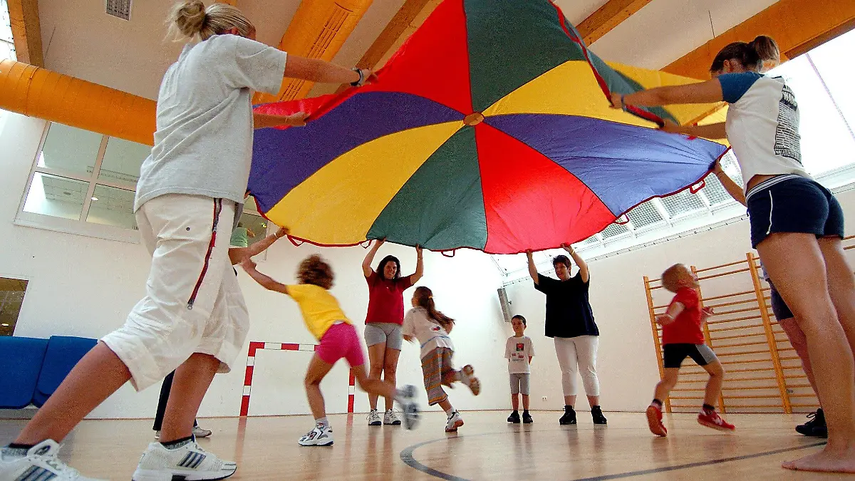 Boltenhagen/Meklenburg-Vorpommern: Mütter und ihre Kinder üben während einer gemeinsamen Sportstunde in der Turnhalle der Mutter-Kind-Kurklinik "SANITAS Ostseeklinik" in Boltenhagen, Landkreis Nordwestmecklenburg (Foto vom 13.08.2004). Die Einrichtung verfügt neben der medizinischen Bäderabteilung über eine moderne technische Ausstattung für die Bereiche Kinderheilkunde, Kinderkardiologie, Allergologie und Allgemeinmedizin. Behandelt werden bei den jungen Kurgästen Erkrankungen der Atemwege und der Haut, Entwicklungs- und Stoffwechselstörungen sowie psychosomatische und psychovegetative Erkrankungen. Erhöht wird der Kureffekt durch die Anwesenheit der Mütter, die sich zudem selbst vom Alltagsstress erholen können. In Mecklenburg-Vorpommern ist die Zahl der Mutter-Kind-Kuren in den ersten sechs Monaten dieses Jahres nach Angaben des Bäderverbandes um bis zu 20 Prozent zurückgegangen. Als Hauptgründe dafür sind das immer restriktivere Verhalten der Krankenkassen bei der Vergabe sowie die geringere Zahl der Anträge aus Angst vor dem Verlust des Arbeitsplatzes zu sehen. (sch40-180804)