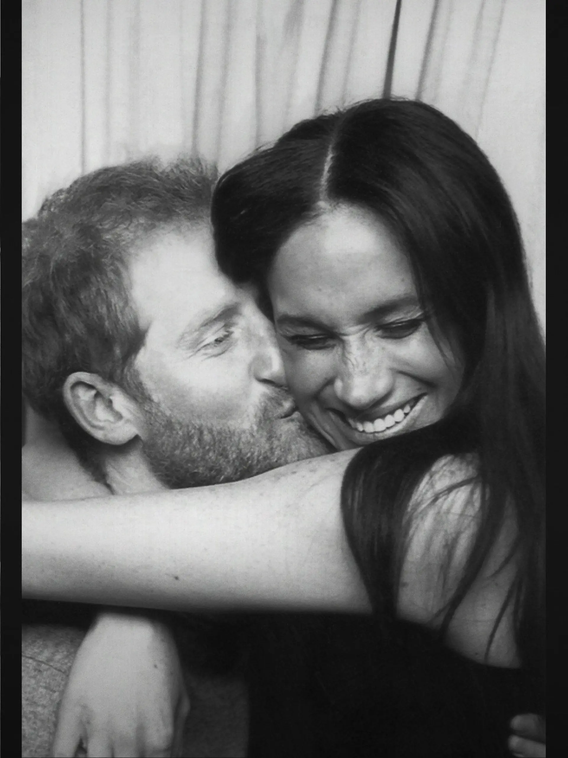 HANDOUT - 07.12.2022, ---: Prinz Harry und Herzogin Meghan in einer Szene der Dokumentation «Harry & Meghan» (undatiert). Das Streaming-Portal Netflix will am 08.12.2022 die ersten drei Folgen seiner mit Spannung erwarteten Doku-Serie  veröffentlichen. (zu dpa «Eskalation in sechs Teilen: Harrys und Meghans Netflix-Doku läuft an») Foto: Courtesy Of Prince Harry/Netflix/dpa - ACHTUNG: Nur zur redaktionellen Verwendung im Zusammenhang mit einer Berichterstattung über die Doku und nur mit vollständiger Nennung des vorstehenden Credits +++ dpa-Bildfunk +++
