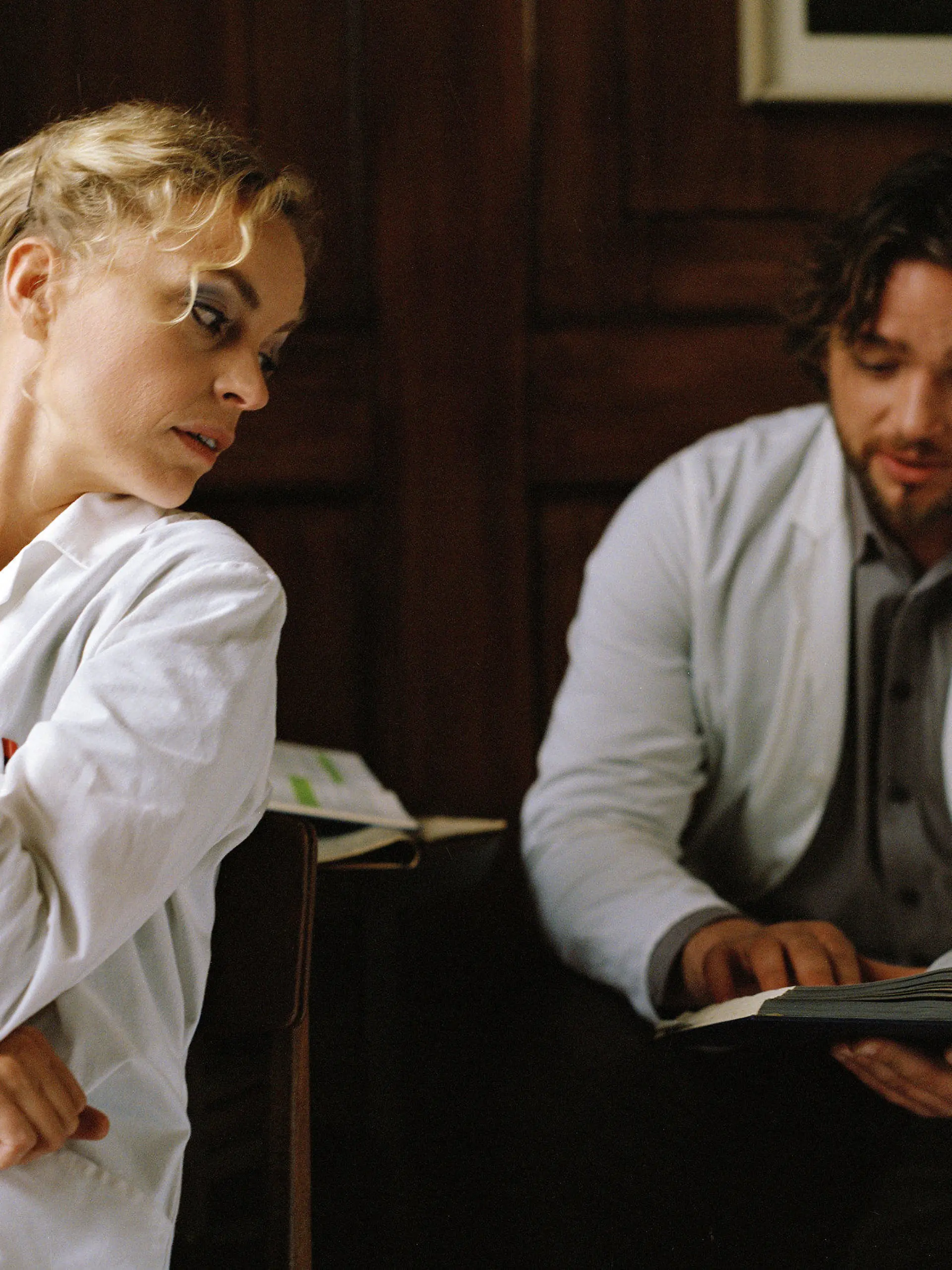 Nina Hoss als Barbara und Ronald Zehrfeld als Andre in einer Szene des Kinofilms "Barabara" (undatierte Filmszene). Das Drama startet am 08.03.2012 in den deutschen Kinos. Foto: Christian Schulz (ACHTUNG: Verwendung nur für redaktionelle Zwecke im Zusammenhang mit der Berichterstattung über den Film und bei Urheber-Nennung)  +++(c) dpa - Bildfunk+++