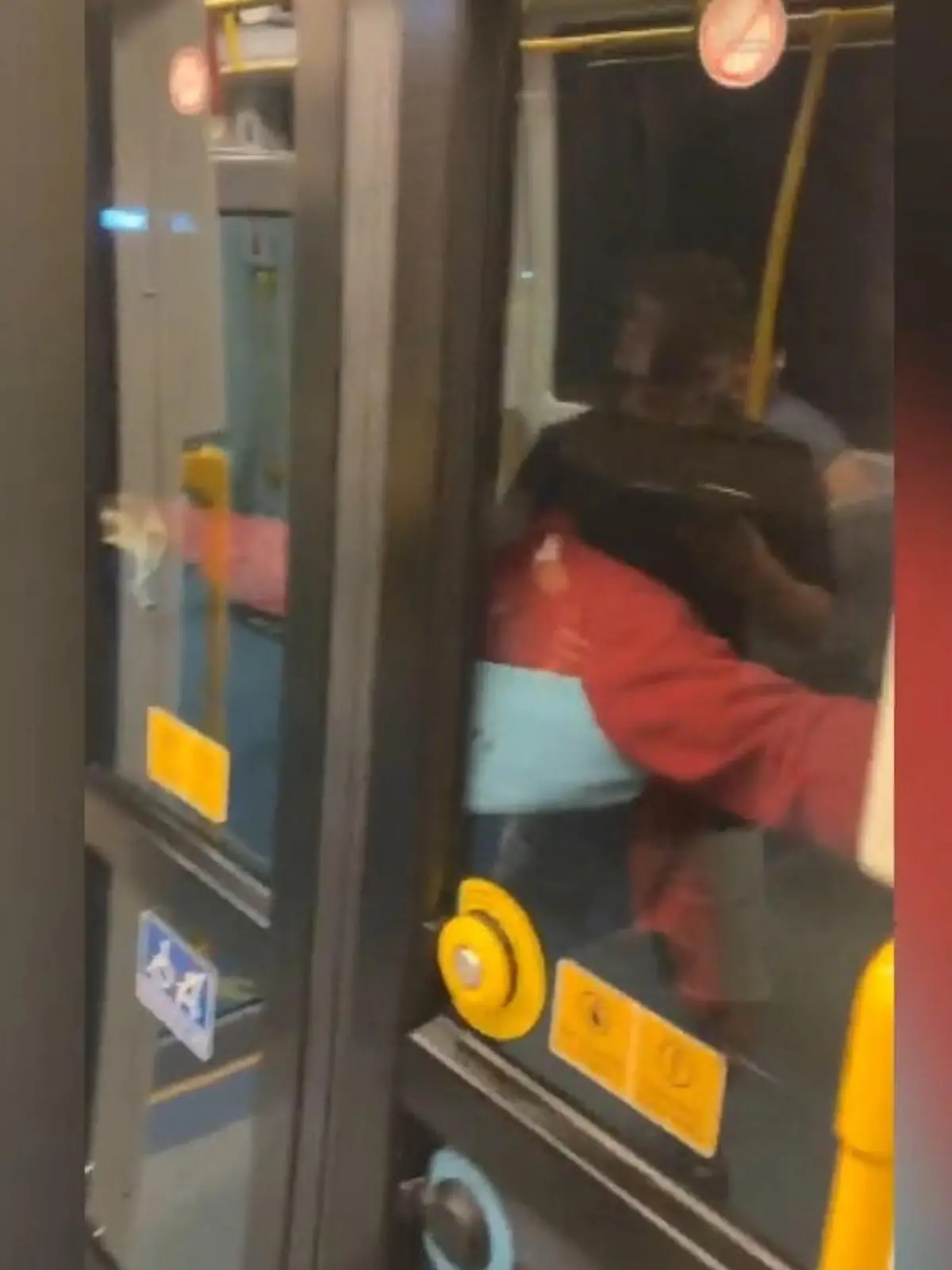 Ein Lebensgefährlicher Stunt, den dieser 17-Jährige Junge hier abzieht! In Australien hängt sich dieser Junge an eine Straßenbahn – und das von außen. Die Bahn fährt ungehindert weiter, während sich der 17-Jährige um sein Leben an einer Tür festkrallt. Bis er… keine Kraft mehr hat und auf die Gleise stürzt! Besonders schlimm: Im inneren der Bahn stehen zwei andere Jungs die, anstatt die Bahn zum Stehen zu bringen, amüsiert das Handy draufhalten! Wie es dem 17-Jährigen geht… die unfassbaren Bilder hier im Video!