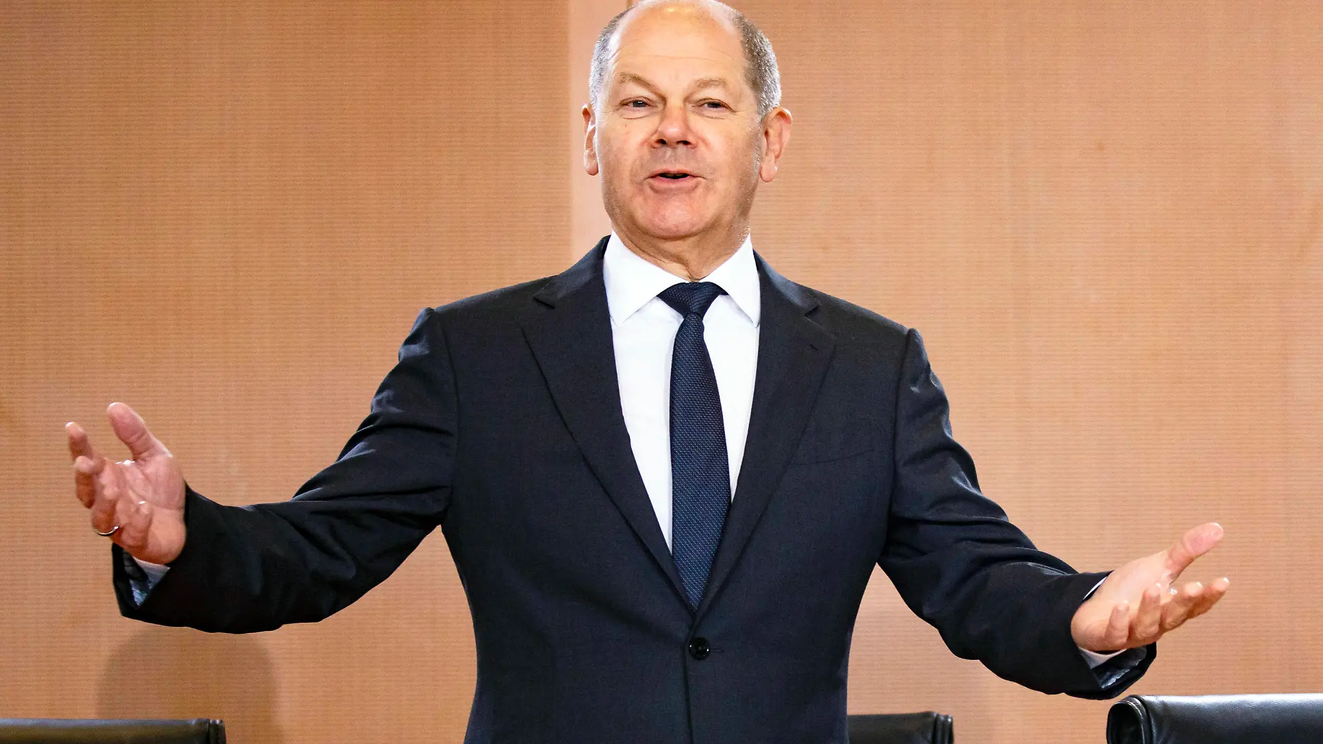 Bundeskanzler Olaf Scholz hält einer kurzen Rede zum 1. Jahr Ampelkoalition vor der Kabinettssitzung in Berlin am 7. Dezember 2022. Kabinettssitzung im Kanzleramt *** Chancellor Olaf Scholz gives a short speech on the 1 year traffic light coalition before the cabinet meeting in Berlin on December 7, 2022 Cabinet meeting in the Chancellery