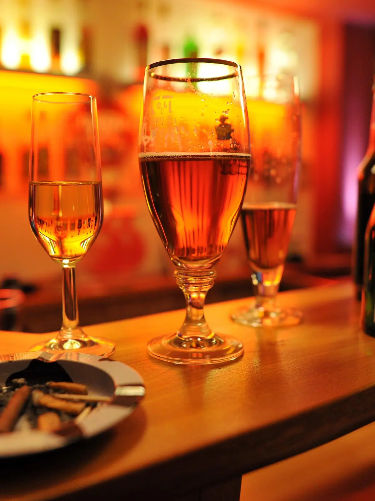 Mit Alkohol gefüllte Gläser stehen auf dem Tresen einer Bar während einer Feier. Foto: Frank May