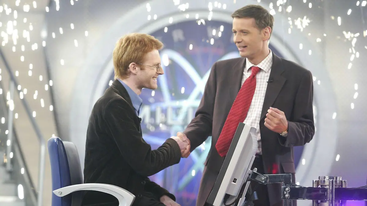 Endlich hat "Wer wird Millionär?" seinen ersten Euromillionär. In der 244 Ausgabe der Quizshow wurde am Freitag, 18 Oktober 2002, zum ersten mal die 1-Million-Euro-Frage richtig beantwortet. Euromillionär ist der 24-jährige Musik und Philosophiestudent Gerhard Krammer aus Ensdorf bei Regensburg. Moderator Günther Jauch gratuliert.