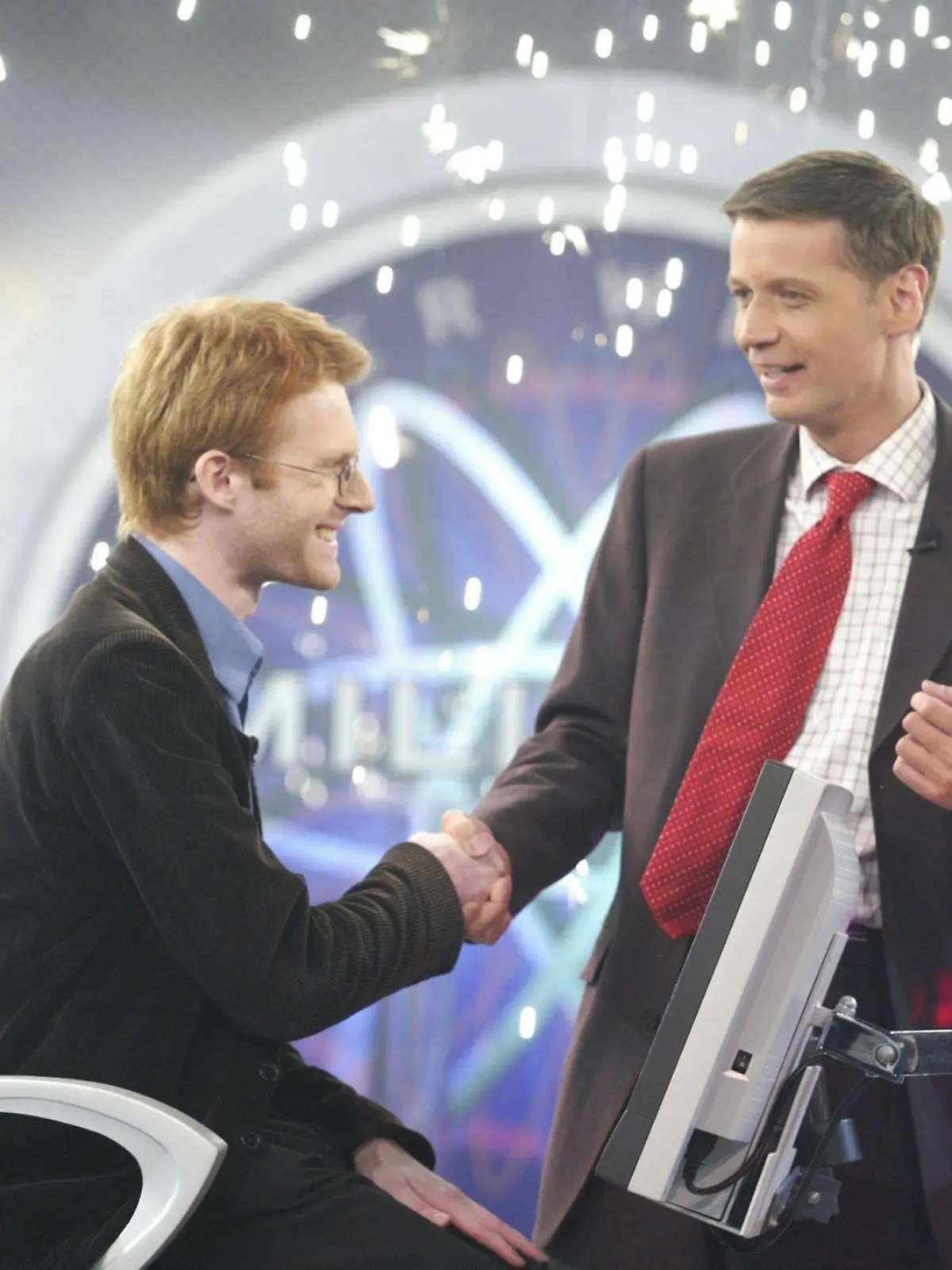 Endlich hat "Wer wird Millionär?" seinen ersten Euromillionär. In der 244 Ausgabe der Quizshow wurde am Freitag, 18 Oktober 2002, zum ersten mal die 1-Million-Euro-Frage richtig beantwortet. Euromillionär ist der 24-jährige Musik und Philosophiestudent Gerhard Krammer aus Ensdorf bei Regensburg. Moderator Günther Jauch gratuliert.