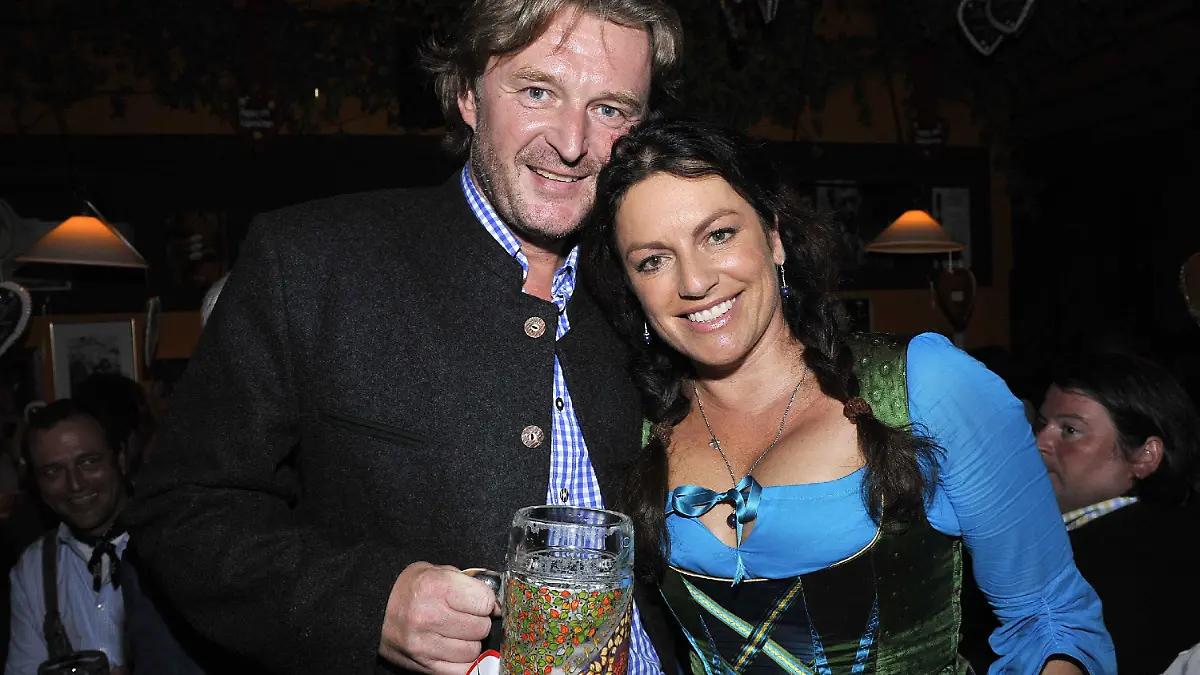 Die Schauspielerin Christine Neubauer und ihr Mann Lambert Dinzinger feiern am Dienstag (22.09.2009) beim Davidoff Wiesn Stammtisch im Hippodrom-Festzelt auf dem 176. Oktoberfest in München (Oberbayern). Die Wiesn ist das größte Volksfest der Welt und geht bis zum Sonntag (04.10.2009). An den 16 Festtagen werden rund sechs Millionen Besucher erwartet. Foto: Ursula Düren dpa/lby +++(c) dpa - Bildfunk+++
