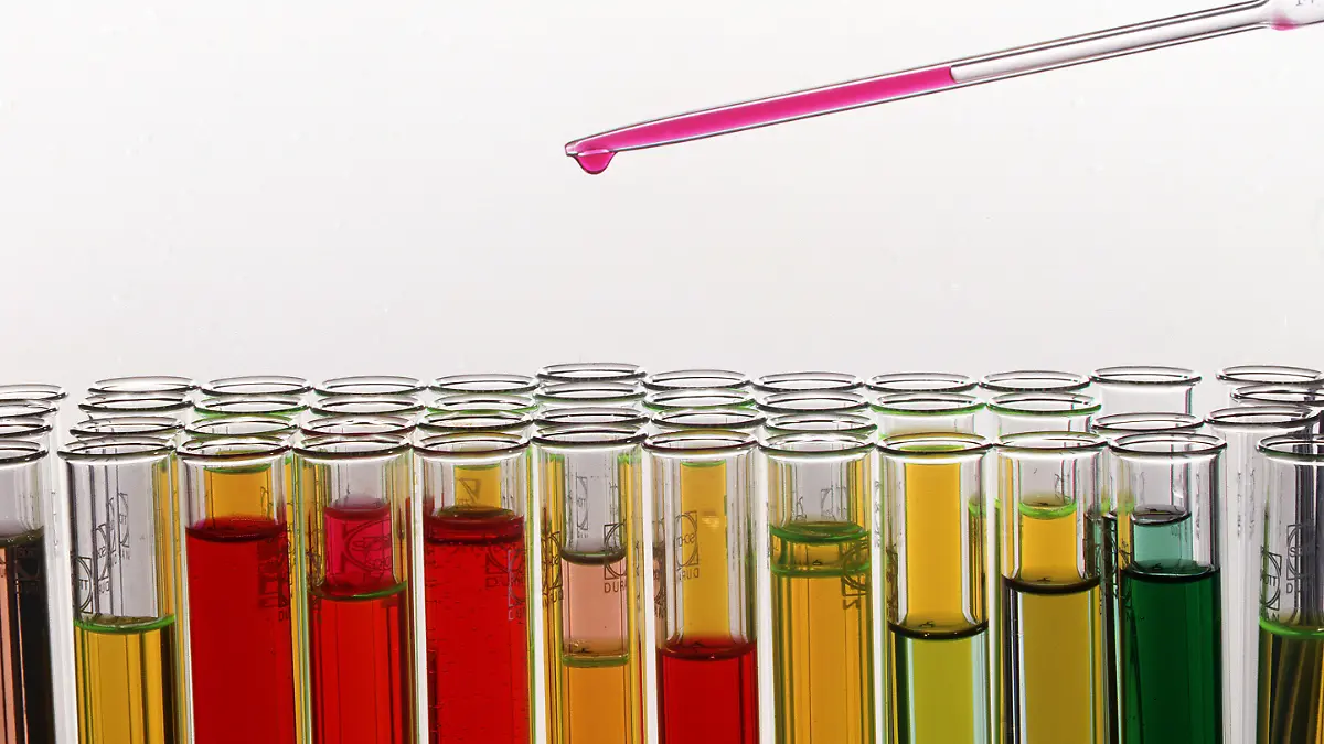 Symbolbild: Biotechnologie, Forschung, Gentechnik, Gentechnisches Labor. Über Reagenzgläsern mit verschiedenfarbigen Substanzen ist eine Pipette mit einer rosafarbenen Flüssigkeit. (Undatierte Aufnahme). Foto: Michael Rosenfeld +++(c) dpa - Report+++