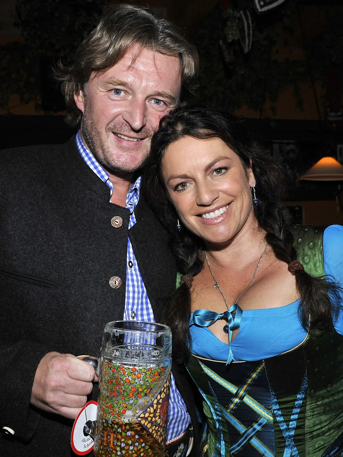 ARCHIV - Die Schauspielerin Christine Neubauer und ihr Mann Lambert Dinzinger feiern am 22.09.2009 beim Davidoff Wiesn Stammtisch im Hippodrom-Festzelt auf dem 176. Oktoberfest in München. Neubauer und ihr Ehemann haben sich nach 21 Jahren getrennt. Foto: Ursula Düren dpa/lby (zu dpa 0826 vom 13.01.2011)  +++(c) dpa - Bildfunk+++