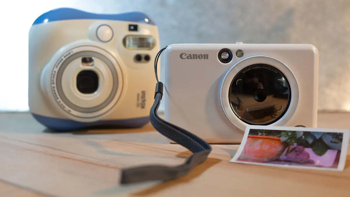 Die Canon Zoemini S2 ist im Vergleich zu vielen Konkurrenten deutlich kompakter in ihren Abmessungen und wieg nur 188 Gramm.