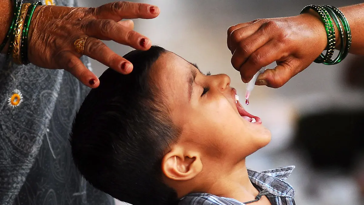 ARCHIV - Ein Kind in Mumbai bekommt am 07.04.2011 eine Polio-Schluckimpfung. Seit 50 Jahren gibt es in der Bundesrepublik Deutschland eine Impfung gegen Polio - seit Anfang der 90er Jahre gab es hier keine neuen Fälle mehr. Doch etwa 80 000 Betroffene leiden noch immer unter den Folgen. Die Weltgesundheitsorganisation (WHO) startete 1988 ein Programm zur Ausrottung der Kinderlähmung. Doch das Ziel «eine Welt ohne Polio» wurde bislang nicht erreicht. Vor allem Pakistan, Afghanistan und Nigeria bereiten den Experten Sorge. Aus Indien wurde seit rund einem Jahr kein neuer Fall gemeldet. EPA/DIVYAKANT SOLANKI (zu dpa "«Schluck-Impfung ist süß» - 50 Jahre Kampf gegen Polio" vom 31.01.2012) +++(c) dpa - Bildfunk+++