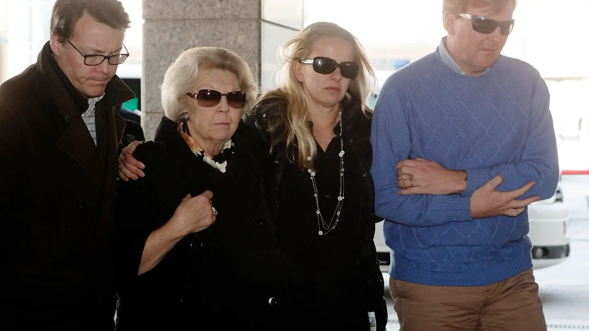 Dutch Prince Constantijn, Queen Beatrix, Prince Johan Friso's wife Mabel and Crown Prince Willem-Alexander (L-R) arrive at the university hospital in Innsbruck, February 24, 2012. Dutch Prince Johan Friso, who was buried in an avalanche a week ago while skiing in Austria, has suffered severe brain damage and may not come out of a coma, his doctor told a press conference on Friday. REUTERS/Heinz-Peter Bader (AUSTRIA - Tags: ROYALS HEALTH SOCIETY)