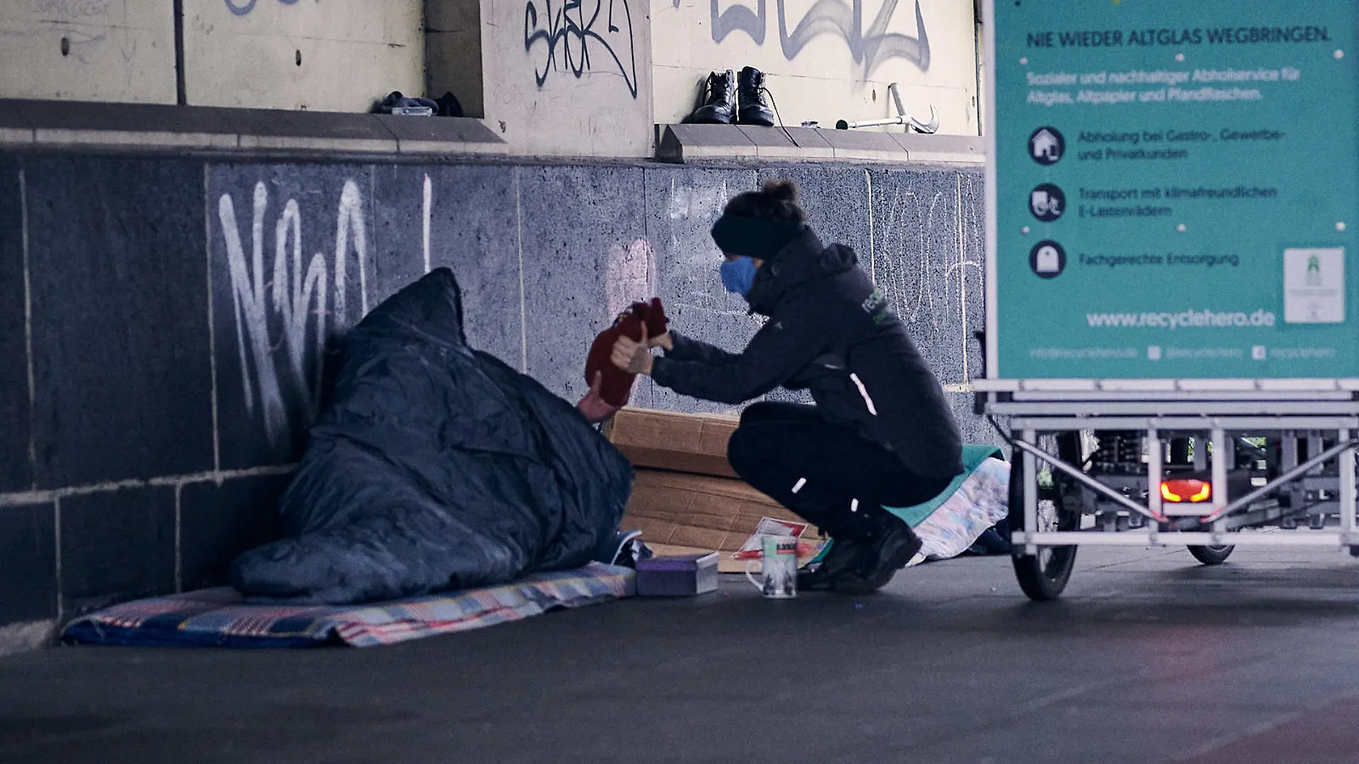 Nadine Herbrich verteilt Wärmflaschen an Obdachlose.