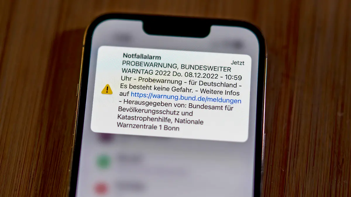 08.12.2022, Bundesweiter Probealarm auf allen Handys. Um Menschen im Katastrophenfall zu schützen, wurde in Deutschland das Warnsystem Cell Broadcast eingeführt. Dabei wurden heute möglichst alle Handy-Besitzer am bundesweiten Warntag am 8. Dezember ab 11:00 Uhr per SMS oder KATWARN und NINA App als Probealarm mit einer Textmeldung und einem lauten Warnton gewarnt. 08.12.2022, Cell-Broadcast Warntag 08.12.2022, Cell-Broadcast Warntag *** 08 12 2022, Nationwide trial alert on all cell phones To protect people in the event of a disaster, the warning system Cell Broadcast was introduced in Germany Thereby, as far as possible, all cell phone owners were warned today on the nationwide warning day on 8 December from 11 00 oclock via SMS or K