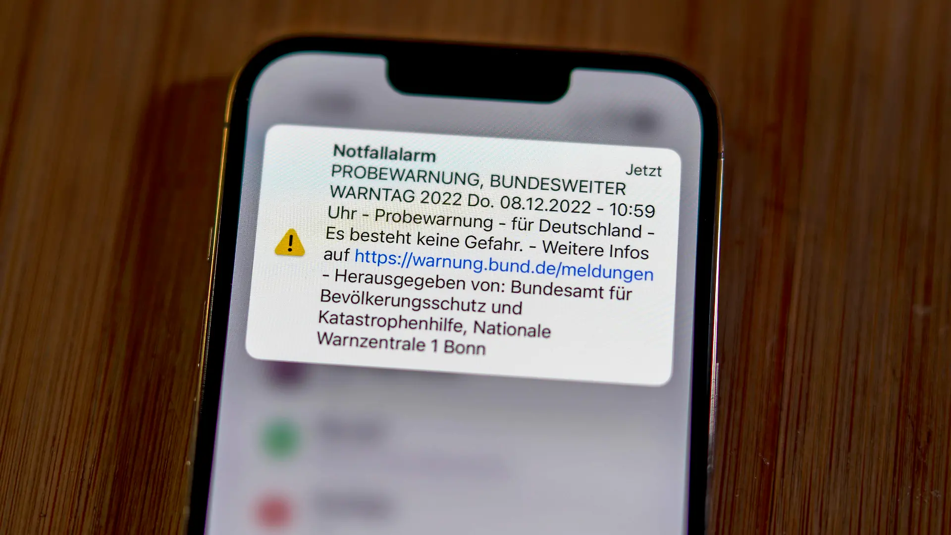 08.12.2022, Bundesweiter Probealarm auf allen Handys. Um Menschen im Katastrophenfall zu schützen, wurde in Deutschland das Warnsystem Cell Broadcast eingeführt. Dabei wurden heute möglichst alle Handy-Besitzer am bundesweiten Warntag am 8. Dezember ab 11:00 Uhr per SMS oder KATWARN und NINA App als Probealarm mit einer Textmeldung und einem lauten Warnton gewarnt. 08.12.2022, Cell-Broadcast Warntag 08.12.2022, Cell-Broadcast Warntag *** 08 12 2022, Nationwide trial alert on all cell phones To protect people in the event of a disaster, the warning system Cell Broadcast was introduced in Germany Thereby, as far as possible, all cell phone owners were warned today on the nationwide warning day on 8 December from 11 00 oclock via SMS or K