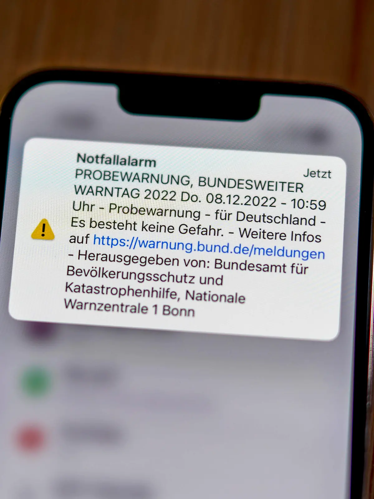  08.12.2022, Bundesweiter Probealarm auf allen Handys. Um Menschen im Katastrophenfall zu schützen, wurde in Deutschland das Warnsystem Cell Broadcast eingeführt. Dabei wurden heute möglichst alle Handy-Besitzer am bundesweiten Warntag am 8. Dezember ab 11:00 Uhr per SMS oder KATWARN und NINA App als Probealarm mit einer Textmeldung und einem lauten Warnton gewarnt. 08.12.2022, Cell-Broadcast Warntag 08.12.2022, Cell-Broadcast Warntag *** 08 12 2022, Nationwide trial alert on all cell phones To protect people in the event of a disaster, the warning system Cell Broadcast was introduced in Germany Thereby, as far as possible, all cell phone owners were warned today on the nationwide warning day on 8 December from 11 00 oclock via SMS or K