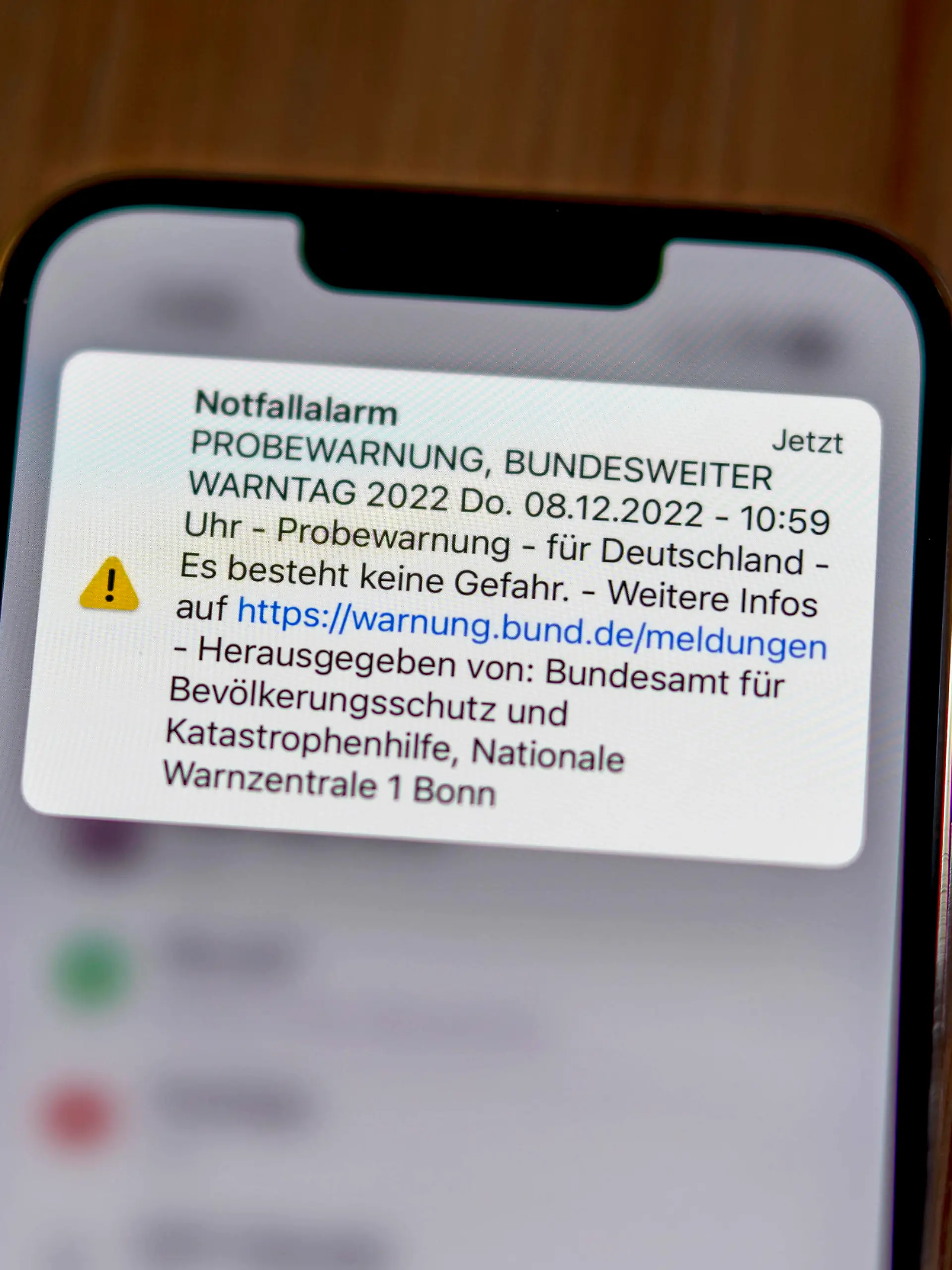  08.12.2022, Bundesweiter Probealarm auf allen Handys. Um Menschen im Katastrophenfall zu schützen, wurde in Deutschland das Warnsystem Cell Broadcast eingeführt. Dabei wurden heute möglichst alle Handy-Besitzer am bundesweiten Warntag am 8. Dezember ab 11:00 Uhr per SMS oder KATWARN und NINA App als Probealarm mit einer Textmeldung und einem lauten Warnton gewarnt. 08.12.2022, Cell-Broadcast Warntag 08.12.2022, Cell-Broadcast Warntag *** 08 12 2022, Nationwide trial alert on all cell phones To protect people in the event of a disaster, the warning system Cell Broadcast was introduced in Germany Thereby, as far as possible, all cell phone owners were warned today on the nationwide warning day on 8 December from 11 00 oclock via SMS or K