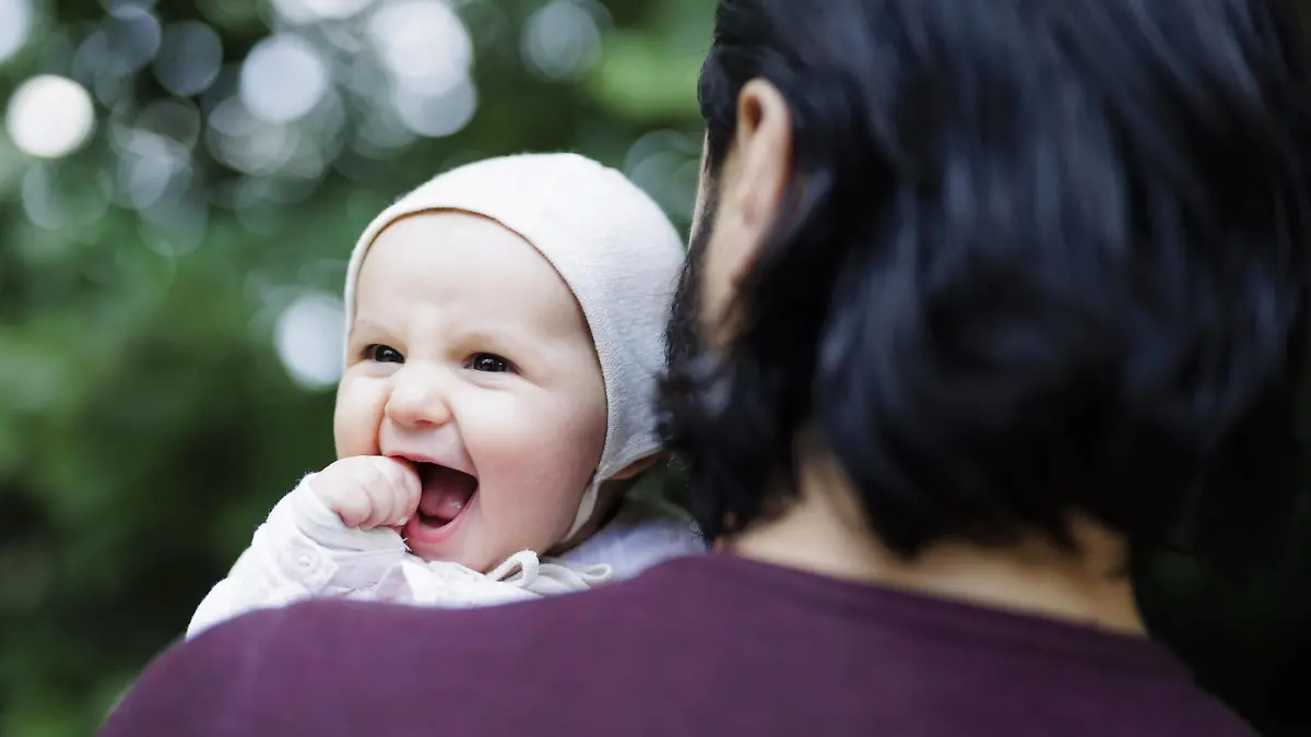 Creative Highlights Symbolbilder Vater mit Baby Bonn Deutschland *** Father with baby Bonn Germany Copyright: xUtexGrabowsky/photothek.dex