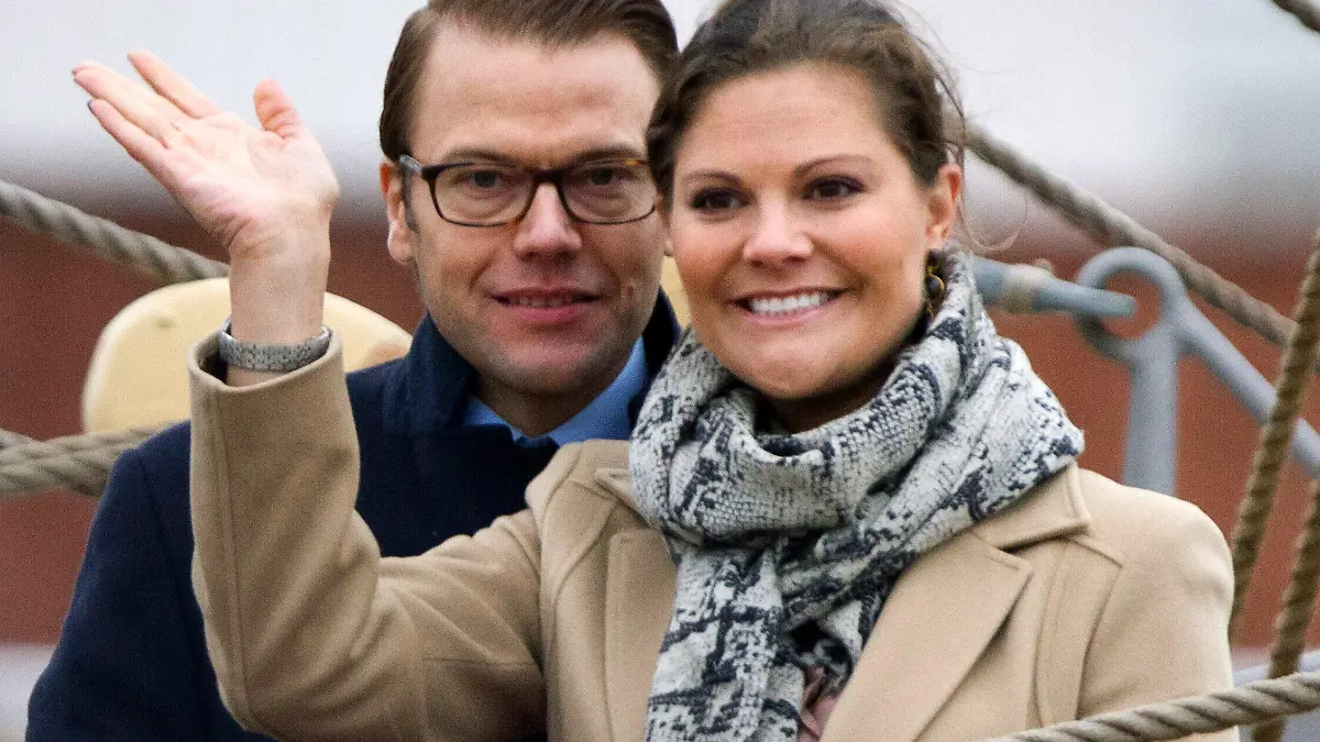 ARCHIV - Prinzessin Victoria und ihr Mann Prinz Daniel grüßen am 19.09.2011 bei einem Besuch in Finnland. Die Kronprinzessin hat ihr erstes Kind zur Welt gebracht - es ist ein Mädchen, wie ihr Ehemann Prinz Daniel am Donnerstag (23.02.2012) mitteilte. Der 34-jährigen Thronfolgerin und dem Baby gehe es sehr gut. Foto: Vesa Matti Vaara (zu dpa 0259 vom 23.02.2012) +++(c) dpa - Bildfunk+++