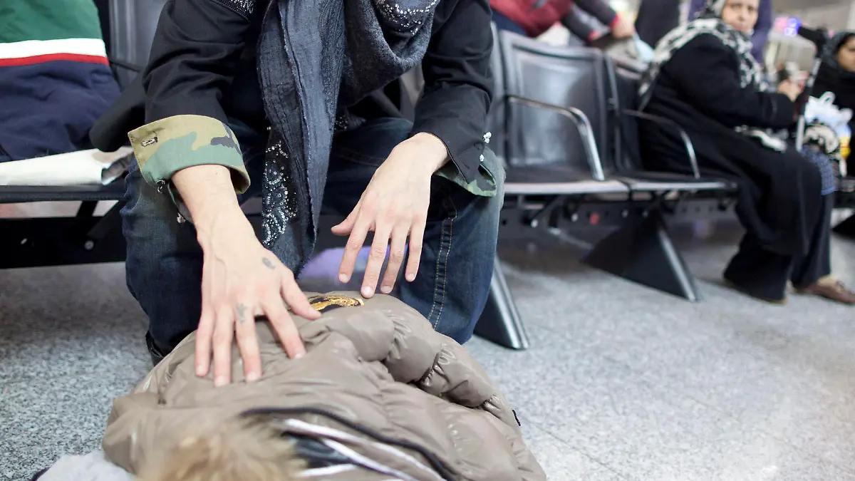 Sänger Daniel Lopes packt am Sonntag (08.01.2012) am Flughafen von Frankfurt am Main noch ein paar Kleidungsstücke ins Gepäck, während er auf den Abflug nach Australien wartet. Er gehört zu den elf Kandidaten der neuen Staffel des RTL-"Dschungelcamps". Vom 13. Januar an müssen die mehr oder weniger prominenten Teilnehmer maximal zwei Wochen lang in dem Lager im australischen Busch leben und dabei einige Prüfungen und Spiele absolvieren. Foto: Frank Rumpenhorst dpa/lhe +++(c) dpa - Bildfunk+++