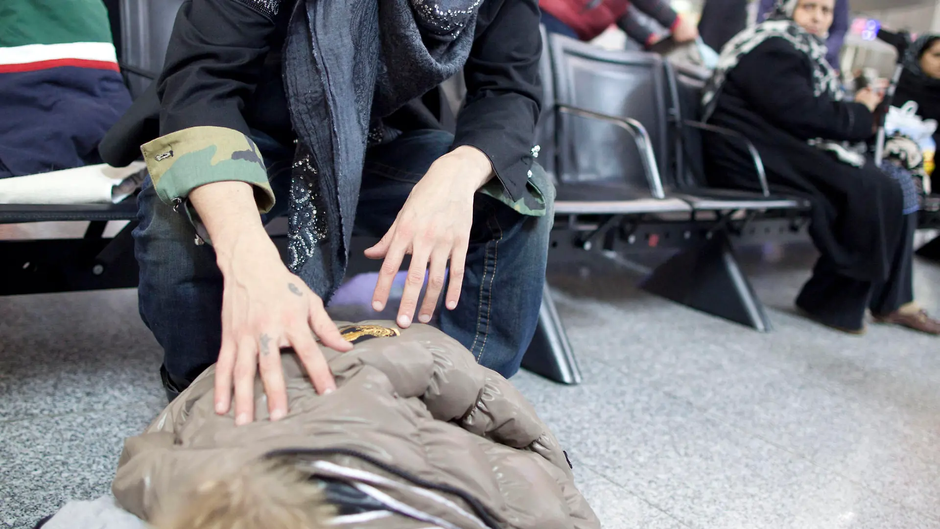 Sänger Daniel Lopes packt am Sonntag (08.01.2012) am Flughafen von Frankfurt am Main noch ein paar Kleidungsstücke ins Gepäck, während er auf den Abflug nach Australien wartet. Er gehört zu den elf Kandidaten der neuen Staffel des RTL-"Dschungelcamps". Vom 13. Januar an müssen die mehr oder weniger prominenten Teilnehmer maximal zwei Wochen lang in dem Lager im australischen Busch leben und dabei einige Prüfungen und Spiele absolvieren. Foto: Frank Rumpenhorst dpa/lhe  +++(c) dpa - Bildfunk+++