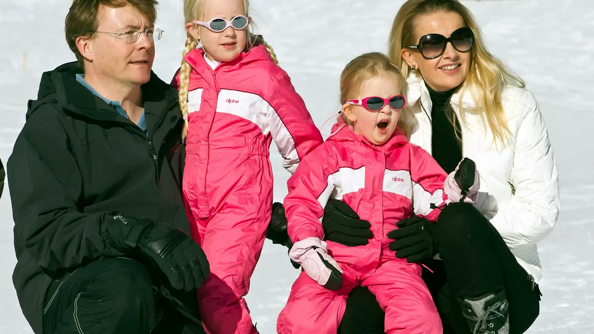 Dutch Prince Johan Friso poses with his wife Mabel and their daughters Countesses Zaria (2nd L) and Luana during a photocall at the Austrian alpine ski resort of Lech am Arlberg February 19, 2011. Dutch Prince Johan Friso was in critical condition but stable condition in the intensive care unit of an Innsbruck hospital after he was buried in an avalanche while skiing off piste in the Austrian Alps on February 17, 2012, authorities said. The Dutch royal family often spends winter holidays in Lech in the west Austrian province of Vorarlberg - which like other parts of Austria has been blanketed with heavy snow in recent weeks. Picture taken February 19, 2011. REUTERS/Miro Kuzmanovic (AUSTRIA - Tags: ROYALS ENVIRONMENT DISASTER)