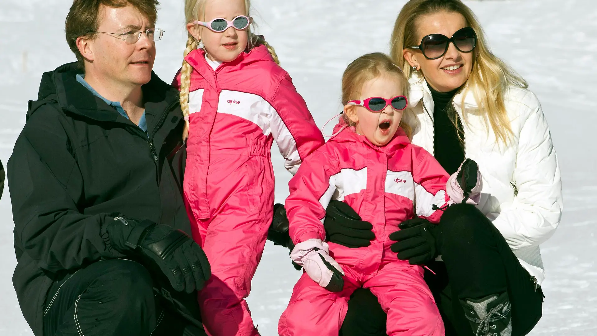 Dutch Prince Johan Friso poses with his wife Mabel and their daughters Countesses Zaria (2nd L) and Luana during a photocall at the Austrian alpine ski resort of Lech am Arlberg February 19, 2011. Dutch Prince Johan Friso was in critical condition but stable condition in the intensive care unit of an Innsbruck hospital after he was buried in an avalanche while skiing off piste in the Austrian Alps on February 17, 2012, authorities said. The Dutch royal family often spends winter holidays in Lech in the west Austrian province of Vorarlberg - which like other parts of Austria has been blanketed with heavy snow in recent weeks. Picture taken February 19, 2011. REUTERS/Miro Kuzmanovic (AUSTRIA - Tags: ROYALS ENVIRONMENT DISASTER)