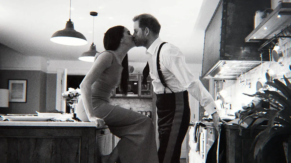 HANDOUT - 07.12.2022, ---: Das von Netflix veröffentlichte Bild zeigt Prinz Harry und Herzogin Meghan in einer Szene der Dokumentation «Harry & Meghan» (undatiert). Das Streaming-Portal Netflix will am 08.12.2022 die ersten drei Folgen seiner mit Spannung erwarteten Doku-Serie veröffentlichen. (zu dpa «Eskalation in sechs Teilen: Harrys und Meghans Netflix-Doku läuft an») Foto: Courtesy Of Prince Harry/Netflix/dpa - ACHTUNG: Nur zur redaktionellen Verwendung im Zusammenhang mit einer Berichterstattung über die Doku und nur mit vollständiger Nennung des vorstehenden Credits +++ dpa-Bildfunk +++
