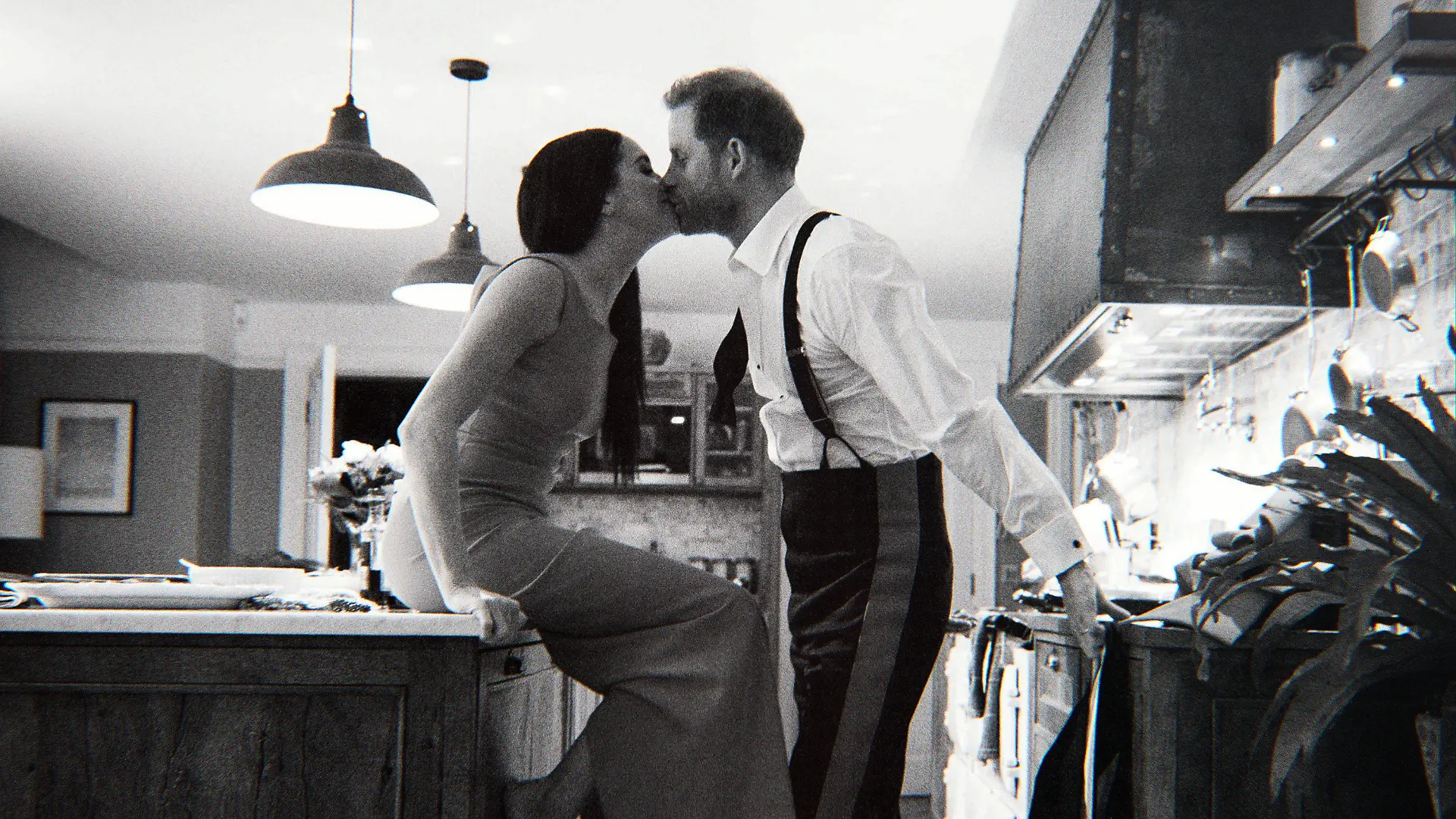 HANDOUT - 07.12.2022, ---: Das von Netflix veröffentlichte Bild zeigt Prinz Harry und Herzogin Meghan in einer Szene der Dokumentation «Harry & Meghan» (undatiert). Das Streaming-Portal Netflix will am 08.12.2022 die ersten drei Folgen seiner mit Spannung erwarteten Doku-Serie veröffentlichen. (zu dpa «Eskalation in sechs Teilen: Harrys und Meghans Netflix-Doku läuft an») Foto: Courtesy Of Prince Harry/Netflix/dpa - ACHTUNG: Nur zur redaktionellen Verwendung im Zusammenhang mit einer Berichterstattung über die Doku und nur mit vollständiger Nennung des vorstehenden Credits +++ dpa-Bildfunk +++