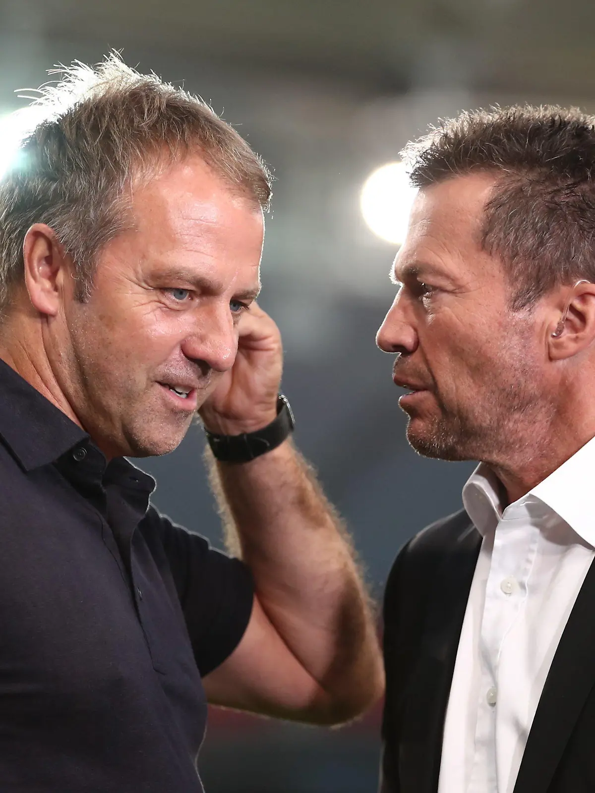 ARCHIV - 05.09.2021, Baden-Württemberg, Stuttgart: Hansi Flick (l) unterhält sich mit Rekord-Nationalspieler und Fußball-Experte Lothar Matthäus. (zu dpa: «Matthäus gibt Fehleinschätzung zu Götze zu - WM-Kader titeltauglich») Foto: Tom Weller/dpa +++ dpa-Bildfunk +++