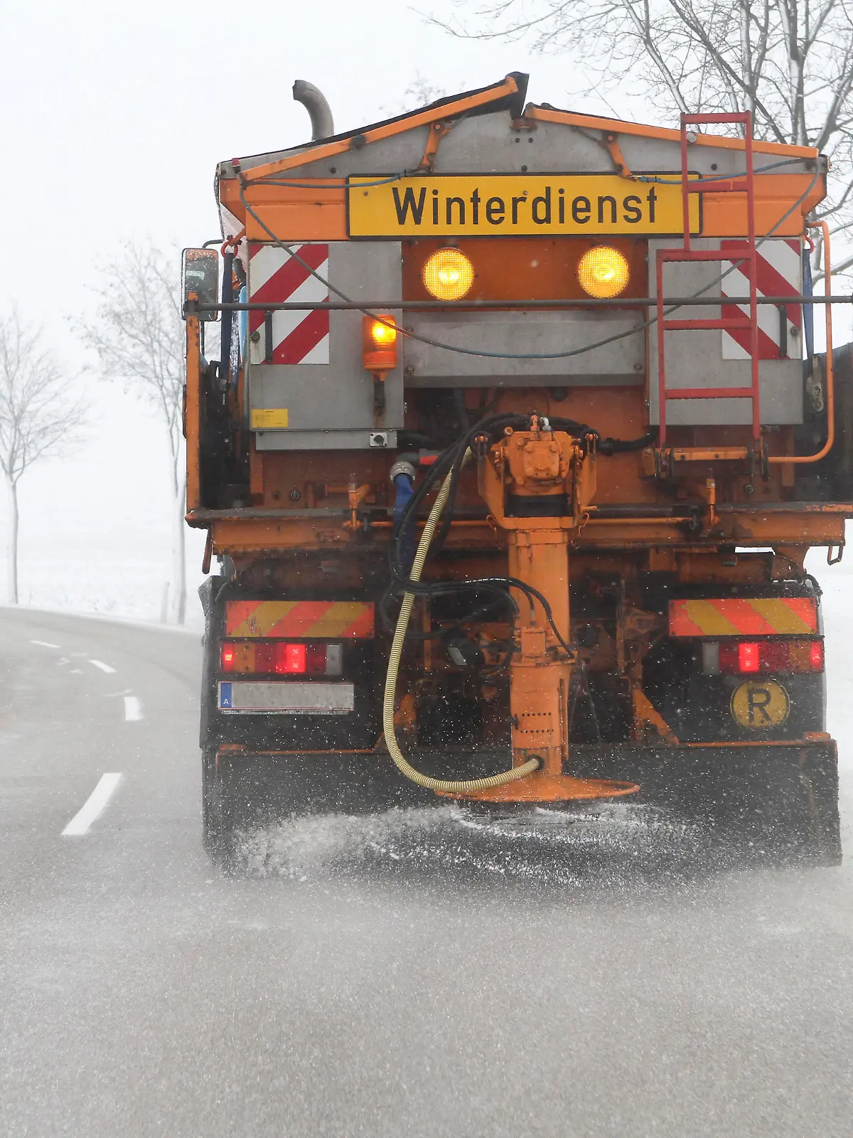 Winterdienst, Salzstreuung