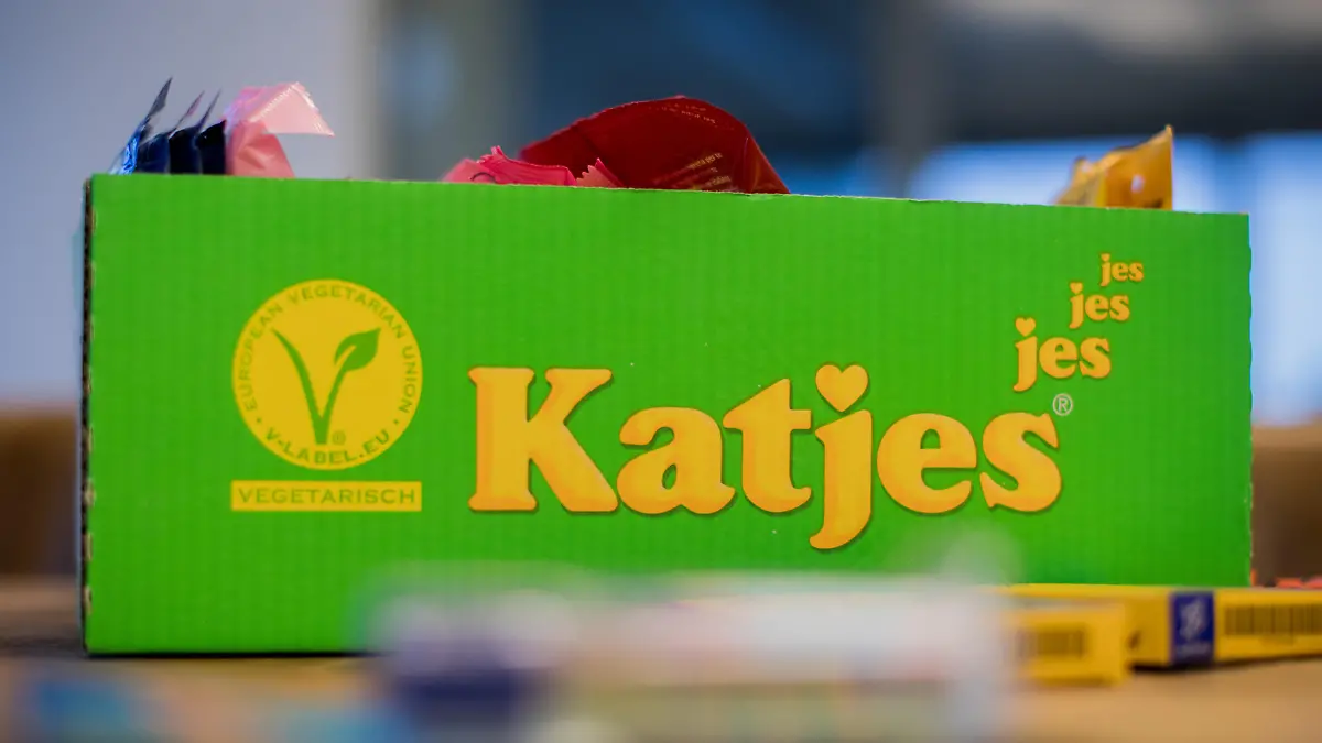 15.01.2019, Nordrhein-Westfalen, Düsseldorf: Produkte der Katjes International stehen auf einem Tisch in der Zentrale. Foto: Rolf Vennenbernd/dpa