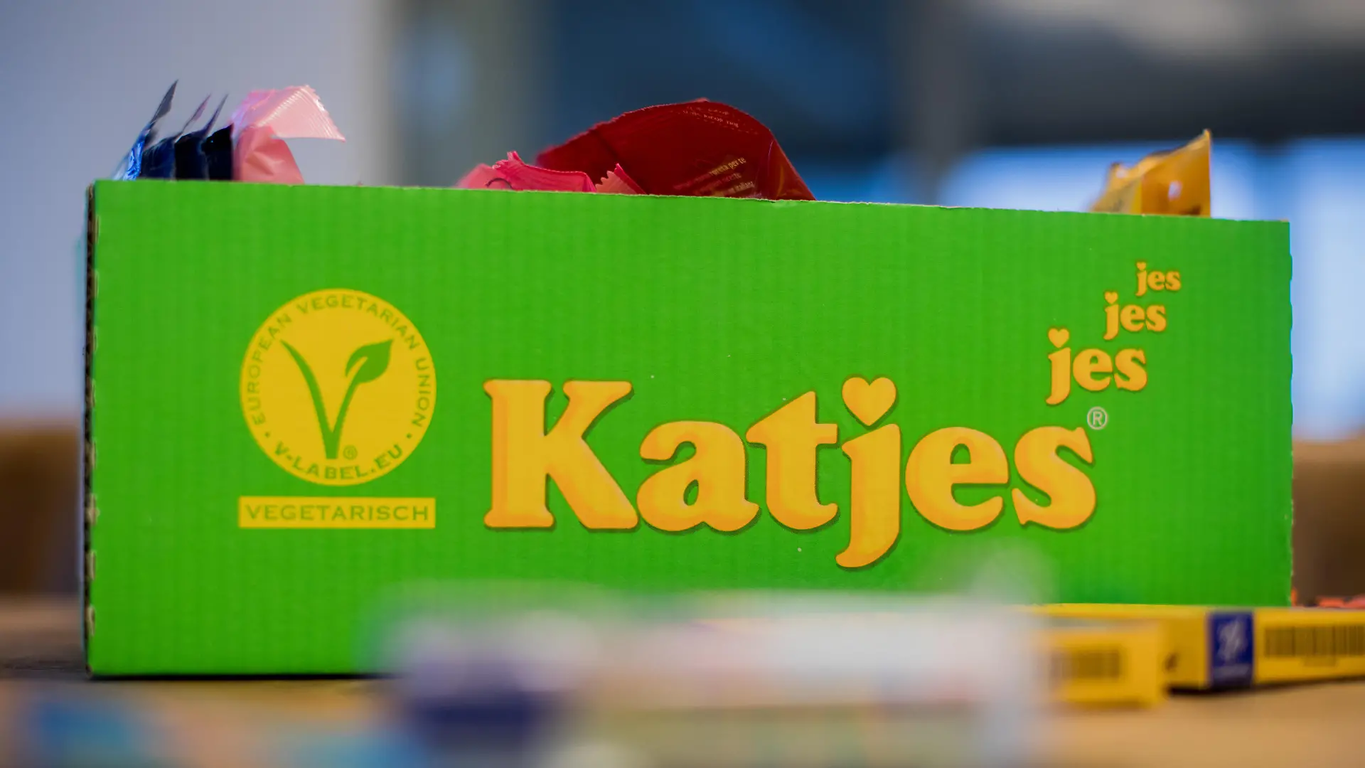 15.01.2019, Nordrhein-Westfalen, Düsseldorf: Produkte der Katjes International stehen auf einem Tisch in der Zentrale. Foto: Rolf Vennenbernd/dpa