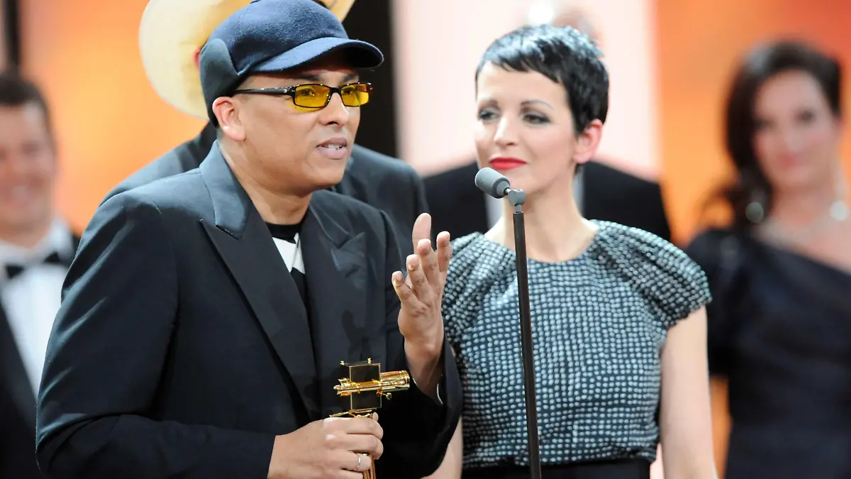 German singer Xavier Naidoo (L) and Nena from the jury of the vocalist talent search show "The Voice of Germany" hold their trophy for the Category "Best Entertainment Program" during the 47th Golden Camera award ceremony in Berlin February 4, 2012. The Golden Cameras (Goldene Kamera) are awarded by a popular German TV-magazine honouring excellence in the areas of television, film and entertainment. REUTERS/Maurizio Gambarini/Pool (GERMANY - Tags: ENTERTAINMENT)