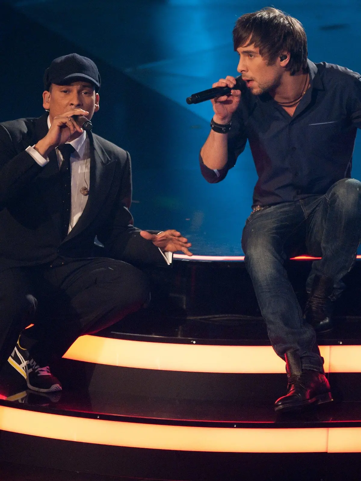 Der Kandidat Max Giesinger (r) steht mit Xavier Naidoo im Finale der Castingshow "The Voice of Germany" am Freitag (10.02.2012) in Berlin auf der Bühne. Wer am Ende das Zeug zum Sieger hat, entscheidet das Publikum. Foto: Jörg Carstensen dpa/lbn  +++(c) dpa - Bildfunk+++