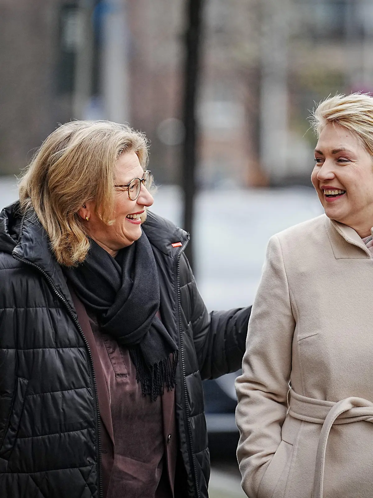 08.12.2022, Berlin: Anke Rehlinger (l, SPD), Ministerpräsidentin des Saarlandes, und Manuela Schwesig (SPD), Ministerpräsidentin von Mecklenburg-Vorpommern, kommen zu einer Vorbesprechung zur Ministerpräsidentenkonferenz. Themen sollen unter anderem die Folgen des Ukraine-Kriegs, die Energiekrise und die Corona-Lage sein. Foto: Kay Nietfeld/dpa +++ dpa-Bildfunk +++