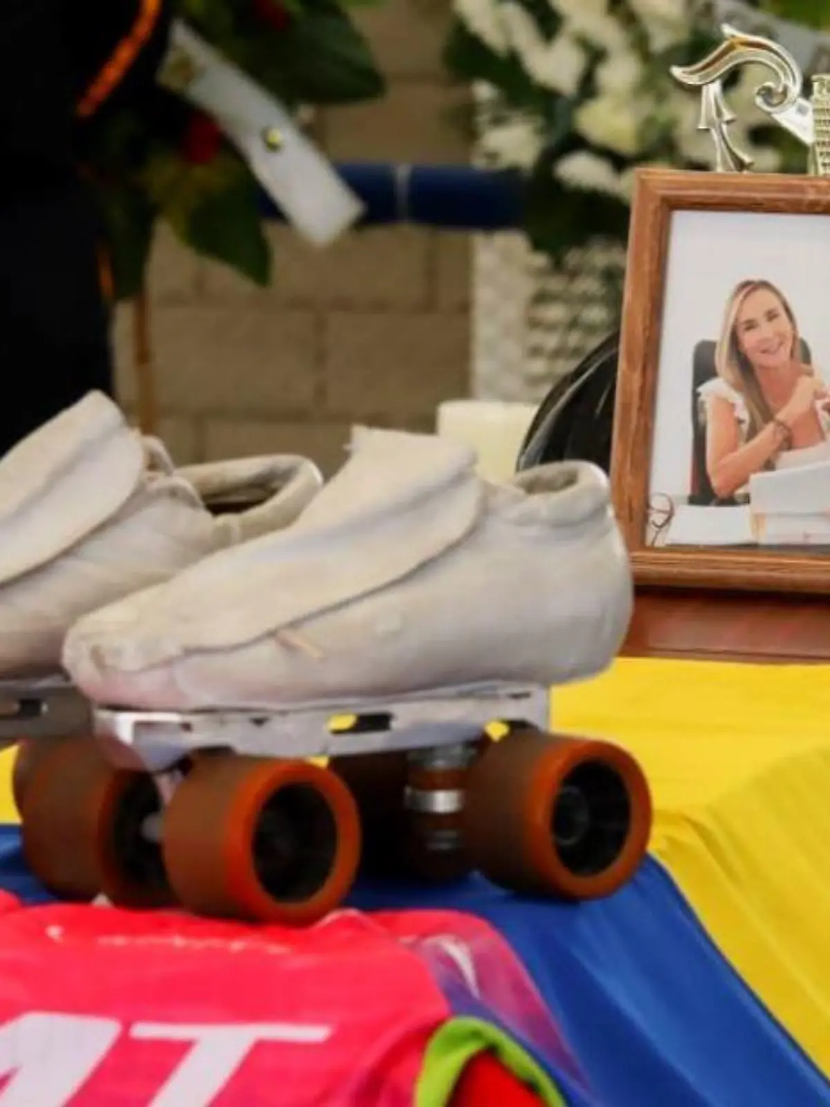 Rollschuhe schmückten ihren Sarg bei der Trauerfeier.