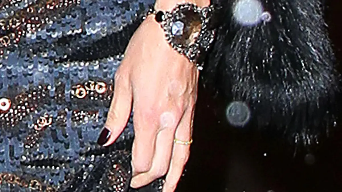 Heidi Klum arrives at an amFar event in NYC wearing her wedding ring and looking glamorous.