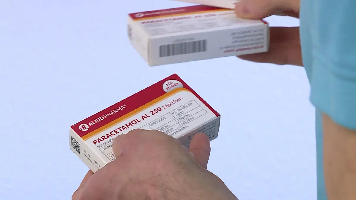 Zwei Paracetamol-Verpackungen, die in der Hand gehalten werden.
