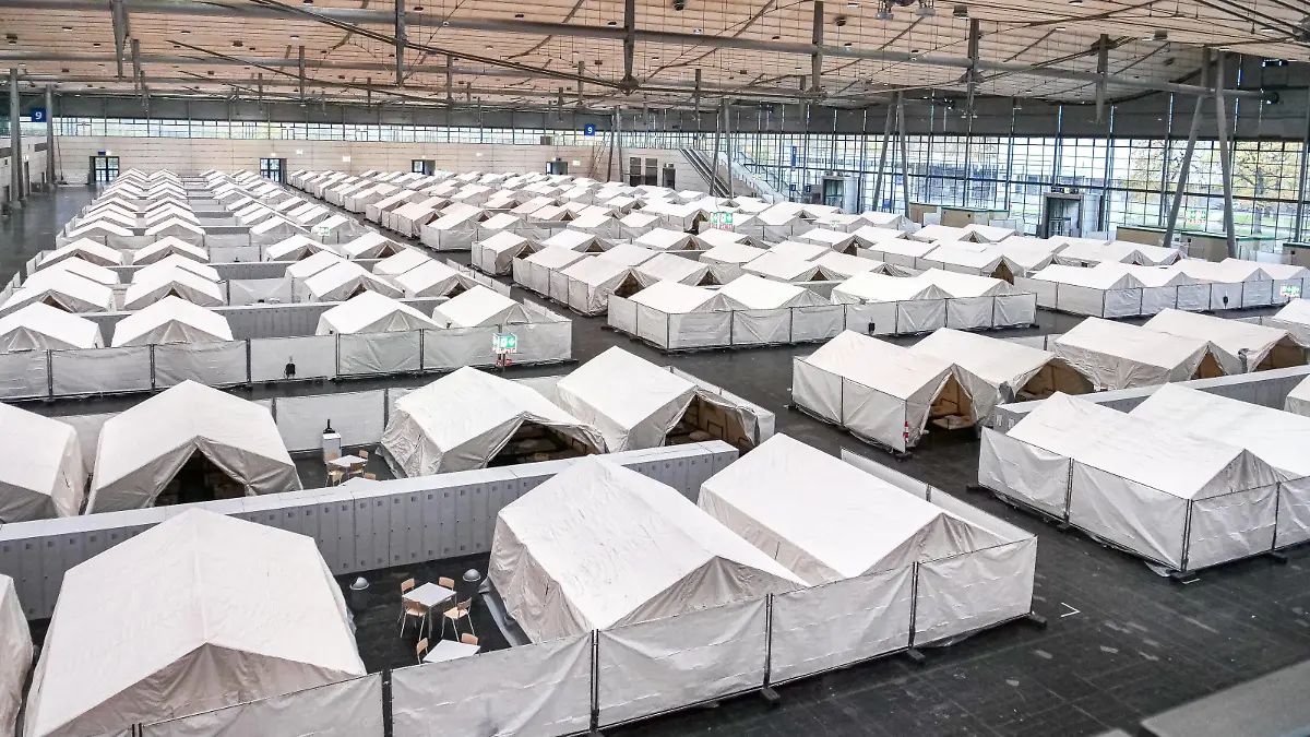 Flüchtlingsunterkunft in der Messehalle 9 Neue große Flüchtlingsunterkunf in der Messehalle 9 auf dem Messegelände in Hannover *** Refugee accommodation in exhibition hall 9 New large refugee accommodation in exhibition hall 9 on the Hannover exhibition grounds Copyright: xBerndxGüntherx