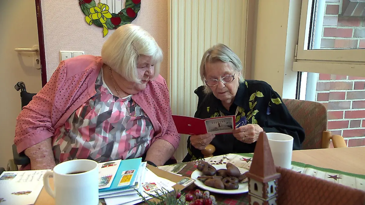 Ein besonderer Moment: Pflegeheimbewohnerin Hilde Hafenstein hält die Weihnachtskarte einer Fremden in den Händen