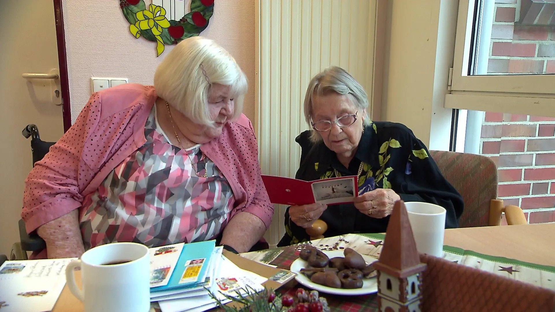 Ein besonderer Moment: Pflegeheimbewohnerin Hilde Hafenstein hält die Weihnachtskarte einer Fremden in den Händen