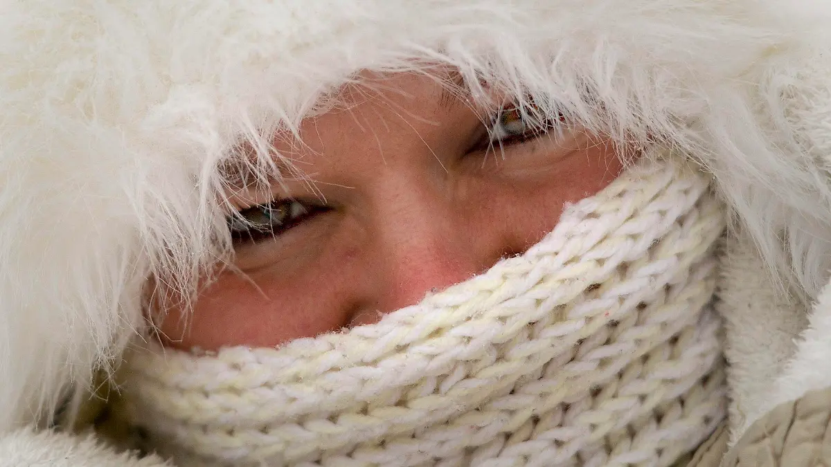 Annett aus Dresden hat sich am Dienstag (07.02.2012) dick eingepackt, um der eisigen Kälte in der sächsischen Landeshauptstadt zu trotzen. Laut Wettervorhersage bleibt es eisig kalt in den kommenden Tagen bei Temperaturen bis zu minus 19 Grad. Foto: Arno Burgi dpa/lsn +++(c) dpa - Bildfunk+++