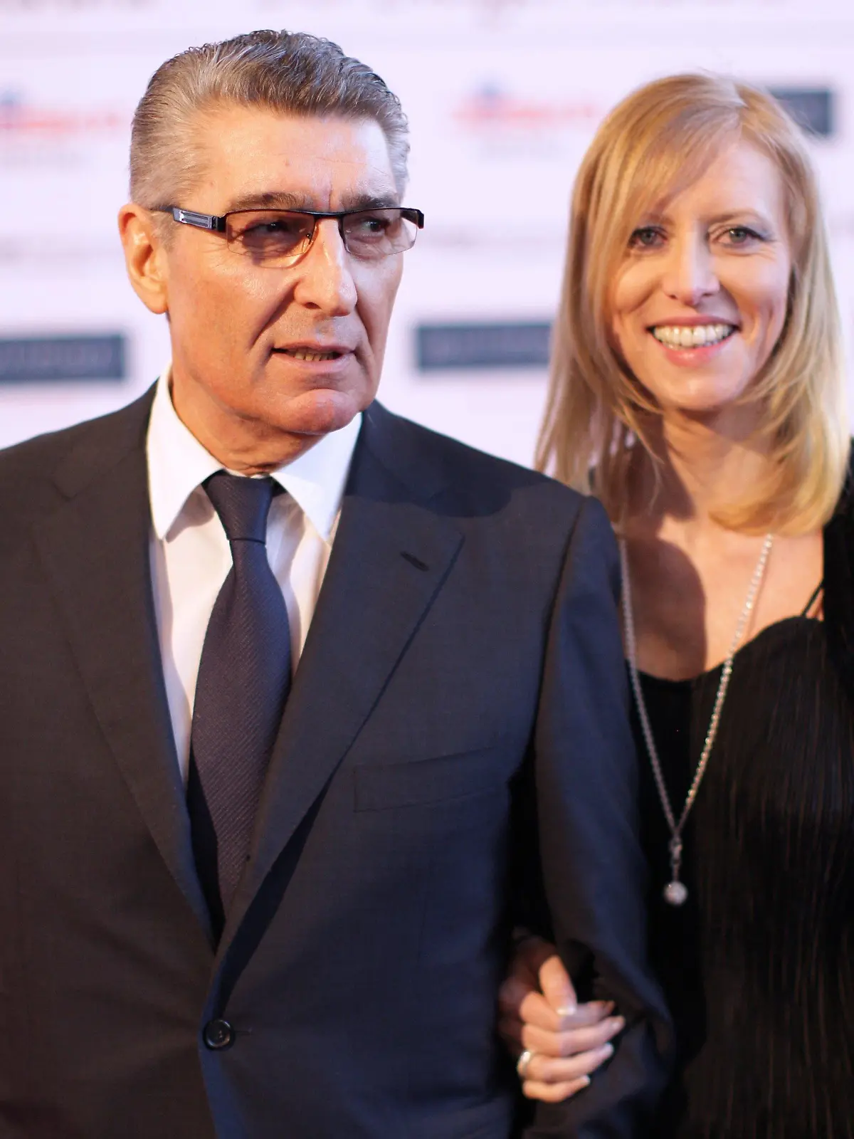 ARCHIV - Ex-Schalke-Manager Rudi Assauer und seine Freundin Britta Idrizi kommen am 12.03.2011 zur feierlichen Verleihung des Steiger Awards in die Jahrhunderthalle in Bochum. Der langjährige Fußball-Manager hat nach einem Bericht der «Bild»-Zeitung (Mittwoch) zum zweiten Mal geheiratet. Die standesamtliche Zeremonie fand am Dienstag (19.04.) im Rittersaal von Schloss Horst in Gelsenkirchen statt. Die Frau des 66-Jährigen ist Britta Idrizi. Foto: Rolf Vennenbernd dpa (zu dpa 1598 vom 19.04.2011)  +++(c) dpa - Bildfunk+++
