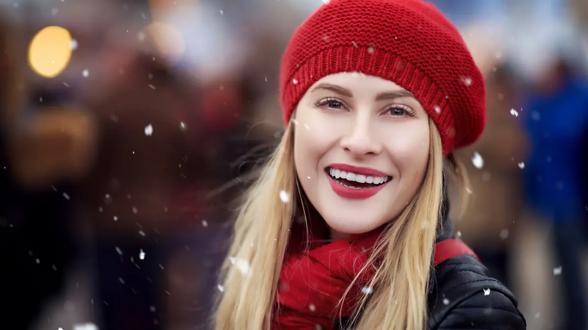 Nie wieder fliegende Haare - trotz Mütze! Drei Frisuren-Hacks für den Winter