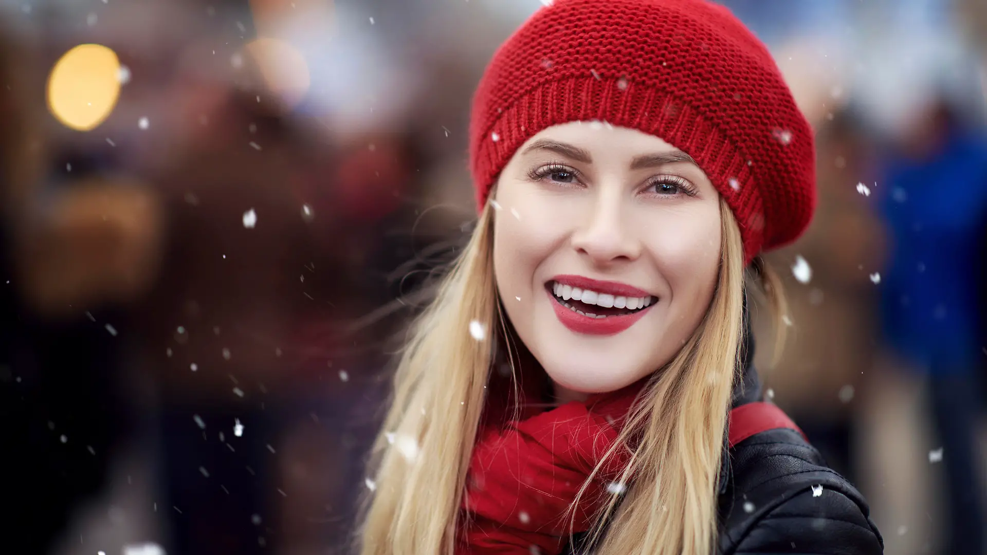 Nie wieder fliegende Haare - trotz Mütze! Drei Frisuren-Hacks für den Winter