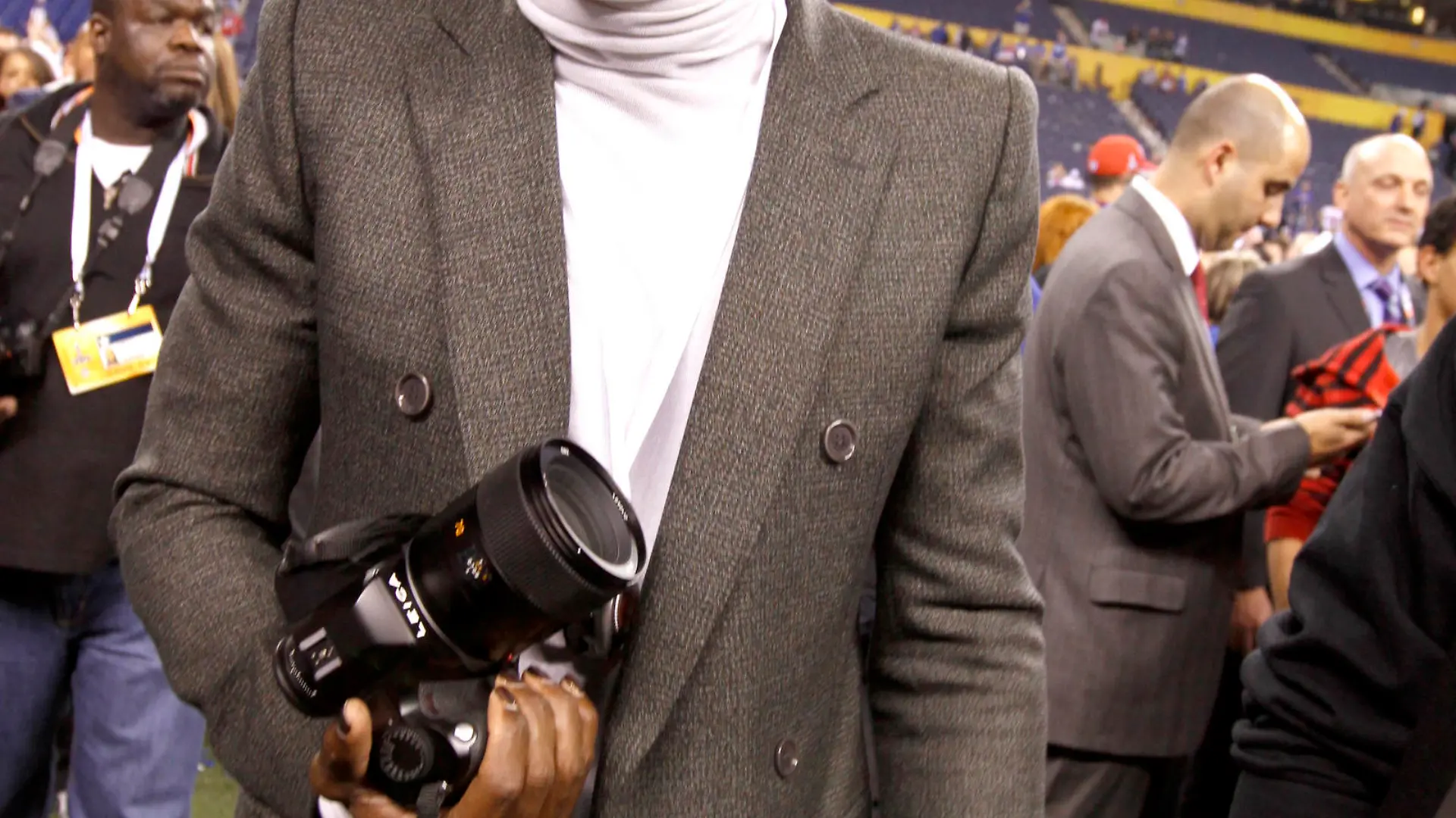 Seal, Nicole Murphy and Michael Strahan all spotted together at Super Bowl XLVI in Indianapolis, Indiana midst reports he's divorcing from his wife, Heidi Klum. Seal was spotted with Eddie Murphy's ex and former football great, Strahan on the field at Lucas Oil Stadium and he was still wearing his wedding ring.
<P>
Pictured: Seal
<P>
<B>Ref: SPL356055 050212 </B><BR/>
Picture by: Sharky / Splash News<BR/>
</P><P>
<B>Splash News and Pictures</B><BR/>
Los Angeles: 310-821-2666<BR/>
New York: 212-619-2666<BR/>
London: 870-934-2666<BR/>
photodesk@splashnews.com<BR/>
</P>
