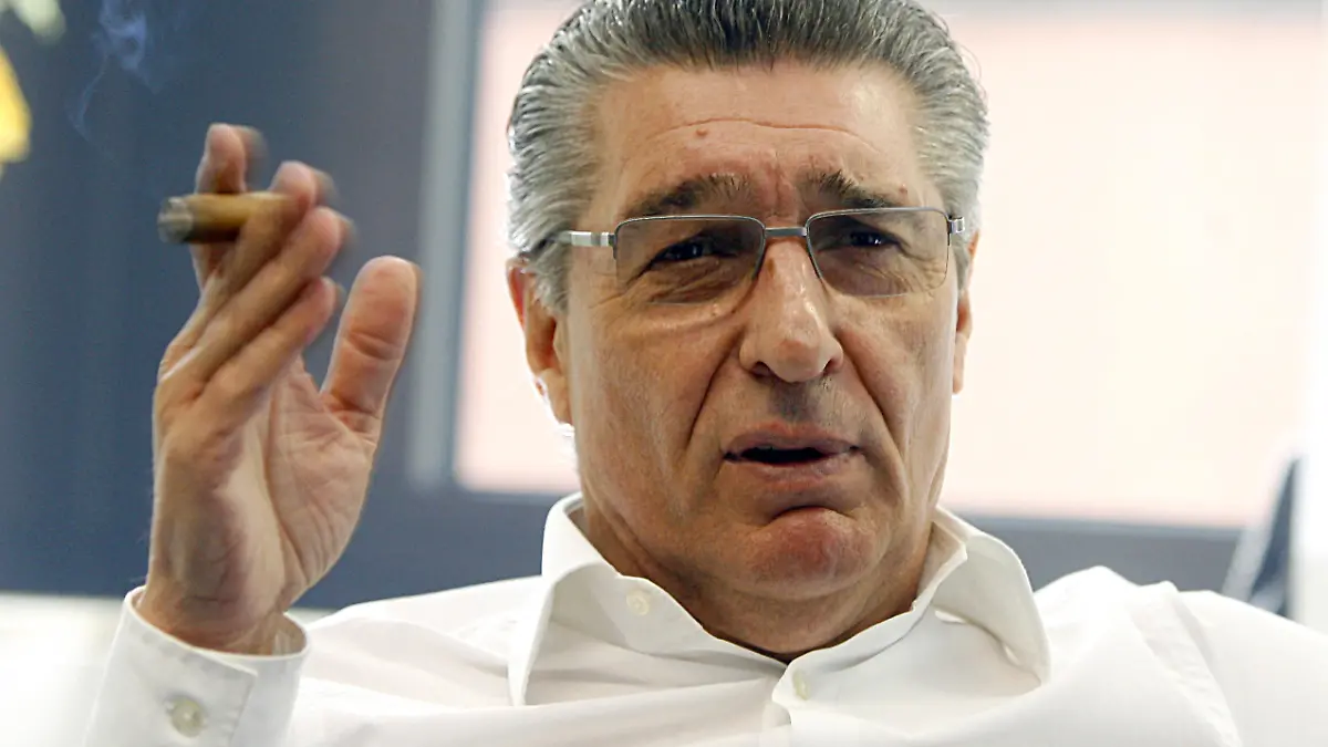 Der ehemalige Schalke Manager Rudi Assauer spricht am Dienstag (28.04.2009) mit einem DPA-Korrespondenten in seinem Gelsenkirchener Büro über Fußball und die Welt. Assauer feiert am 30.April seinen 65. Geburtstag Foto: Roland Weihrauch +++(c) dpa - Report+++