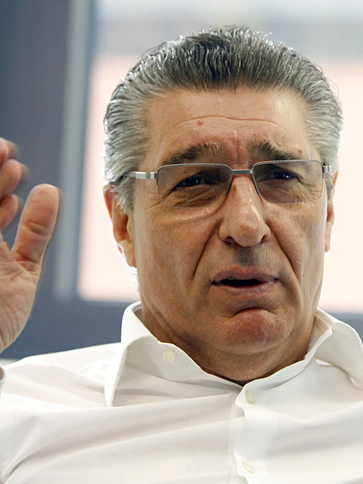 Der ehemalige Schalke Manager Rudi Assauer spricht am Dienstag (28.04.2009) mit einem DPA-Korrespondenten in seinem Gelsenkirchener Büro über Fußball und die Welt. Assauer feiert am 30.April seinen 65. Geburtstag Foto: Roland Weihrauch +++(c) dpa - Report+++
