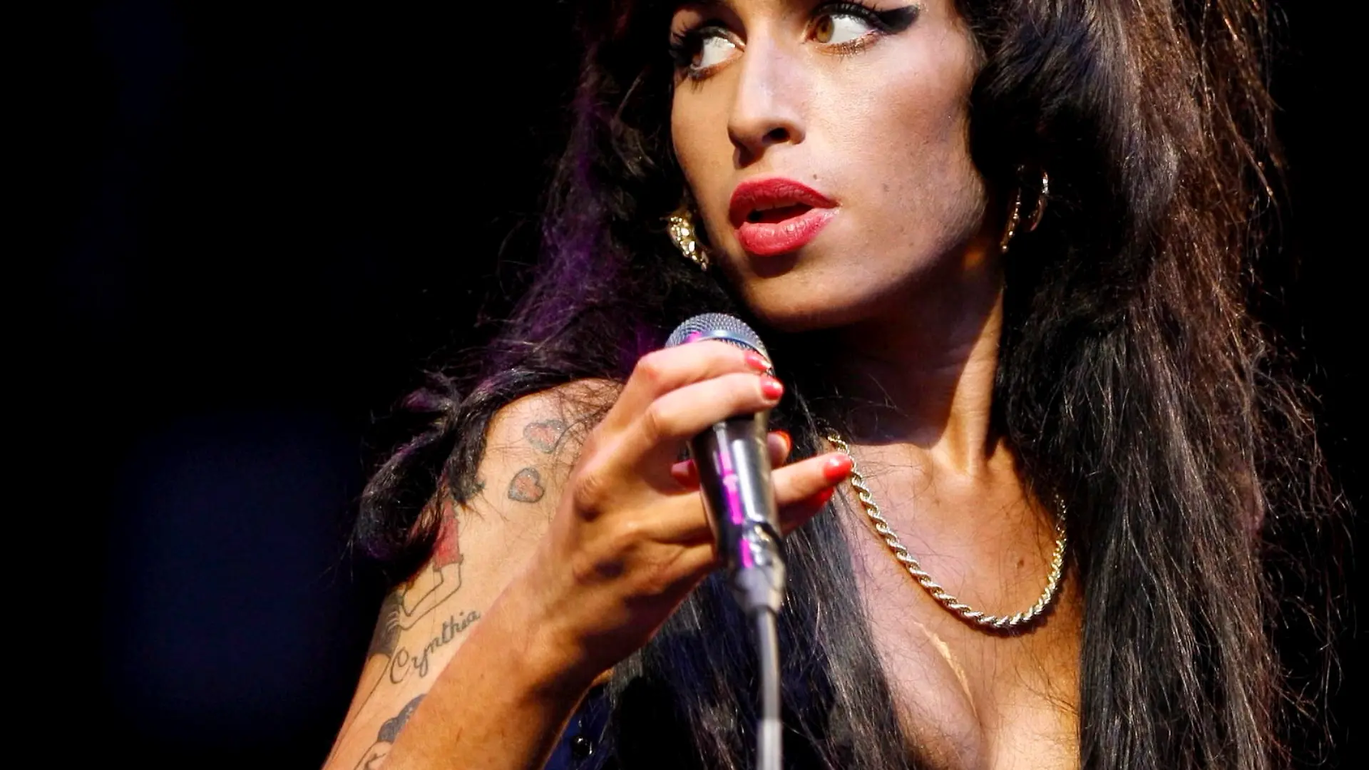 epa02980715 (FILES) A file photograph dated 28 June 2008 shows British singer Amy Winehouse on stage at the Glastonbury Festival in Somerset, Britain. The inquest into the death of the singer is due to singer is due to start in London on 26 October 2011. The singer was found dead in her home in Camden, north London on 23 July 2011. EPA/FRANTZESCO KANGARIS
