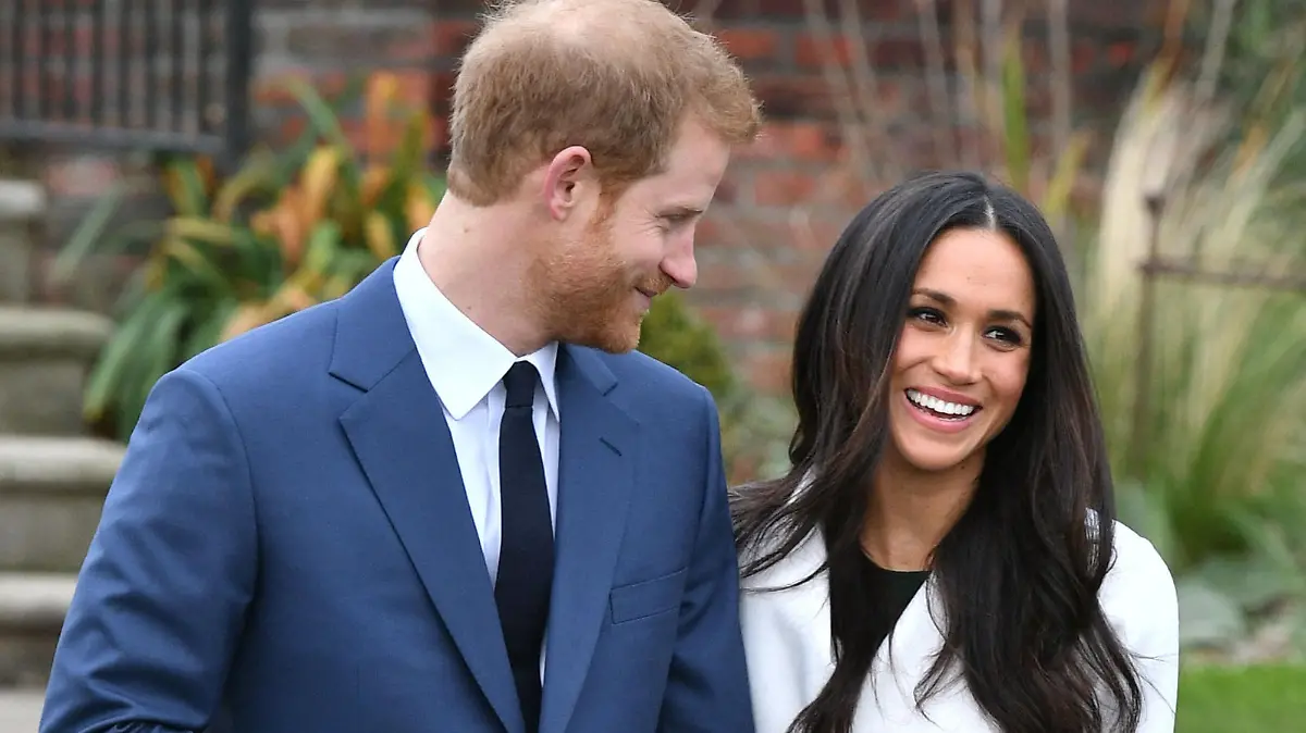 ARCHIV - 27.11.2017, Großbritannien, London: Prinz Harry von Großbritannien und Meghan Markle, Schauspielerin aus den USA, stehen für Fotos, nach der Bekanntgabe ihrer Verlobung, im Garten des Kensington-Palasts. Sie sind zum ersten Mal Eltern geworden. Der Junge kam bereits am Morgen des 06.05.2019 zur Welt, berichtete Harry (34) in Windsor. Foto: Dominic Lipinski/PA Wire/dpa +++ dpa-Bildfunk +++